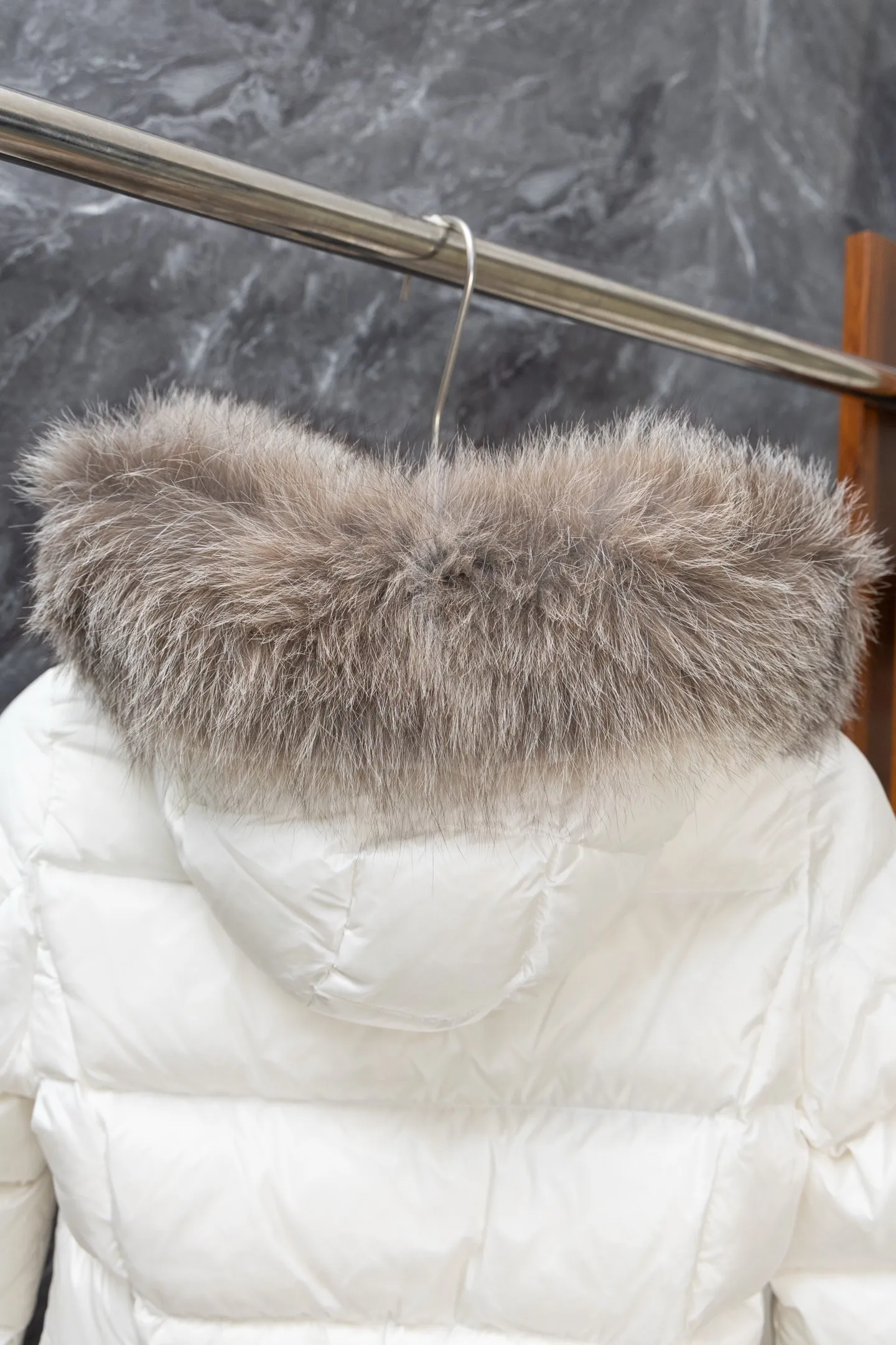P1100 Model No. J0179 MONCLER Boed series solid color quilted raw edge collar waistband. Uses 340 grams of velvet content. Clear thread routing. Uses 10,000-needle embroidery. Original order customization 1:1 smooth and delicate lines. Better hand feel and texture. Not easy to deform, not easy to shrink, not easy to fade, maintains long-lasting beauty. Color Black White Size S-XL
