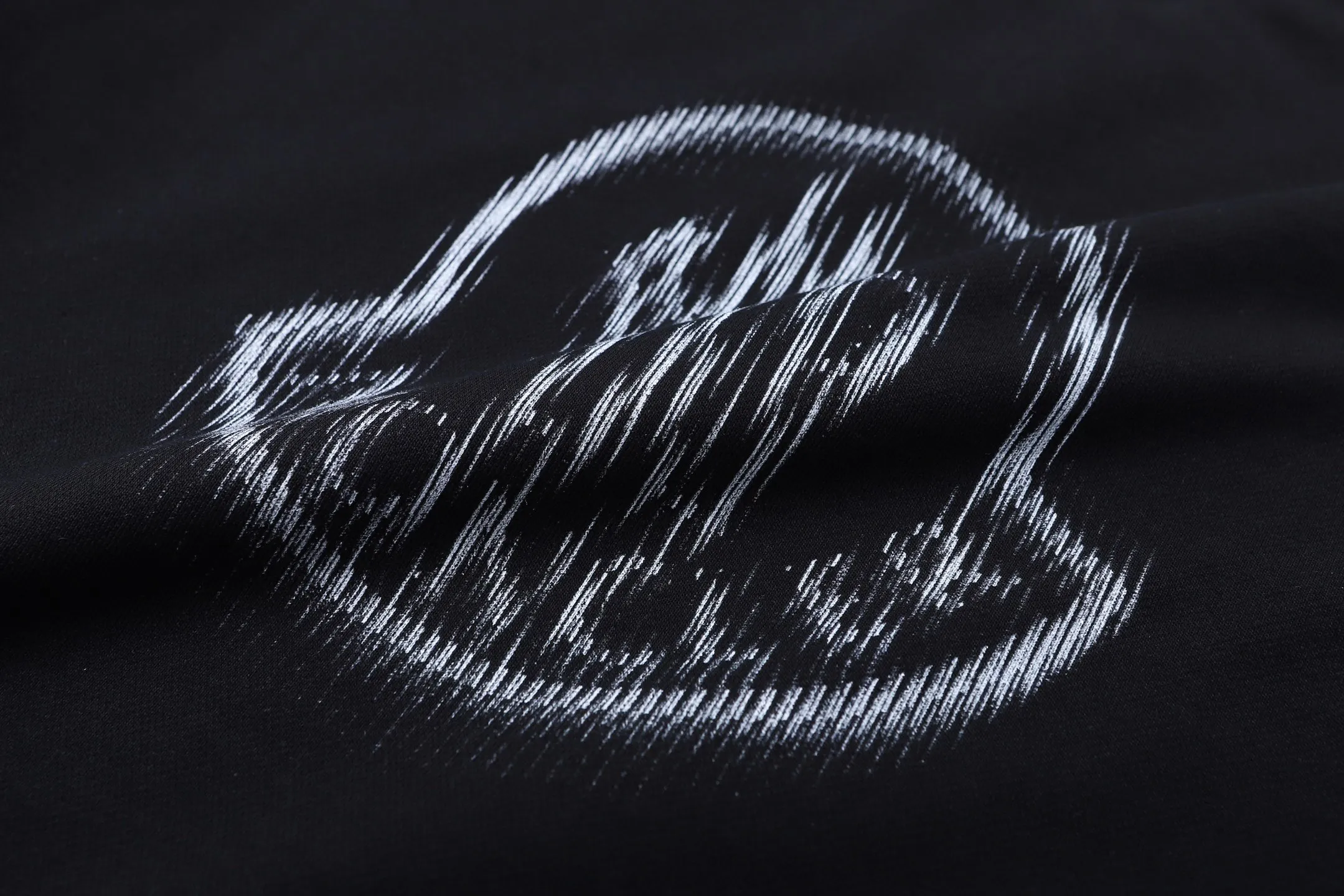 P340 Moncler 24FW Fuzzy Logo Printed Round Neck Sweatshirt (Black) The original version was purchased for RMB 3,926 and developed. The fabric is made of 320g double-ply combed cotton sweatshirt material, and the ribs are made of 2*2 cotton luxury ribs. The fabric enzyme washing process uses biological enzymes to gently wash the fabric, which can not only clean the fabric impurities, but also soften the fiber texture, making the sweatshirt more skin-friendly and soft to the touch, while retaining the stiffness of the fabric itself, making it less likely to deform after long-term wear. The printing part uses digital direct-injection technology: the pattern accurately restores the detailed texture of the brand logo, the color is delicate and has strong adhesion, and it is not easy to fade or crack after washing; the direct-injection process allows the printing to be highly integrated with the fabric without producing a stiff gluey feel, taking into account both aesthetics and wearing comfort. Thanks to the combination of craftsmanship, the clothes not only have a high-end texture, but also take into account the durability of daily wear. It is recommended to hand wash to better maintain the craftsmanship effect. The overall wiring is straight and delicate, the fabric is comfortable and soft, and the color is consistent without color difference. It can be matched with the same style to create a fashionable look and control various occasions. Customized accessories, complete with three standards, the same style for men and women. Size:S-M-L-XL
