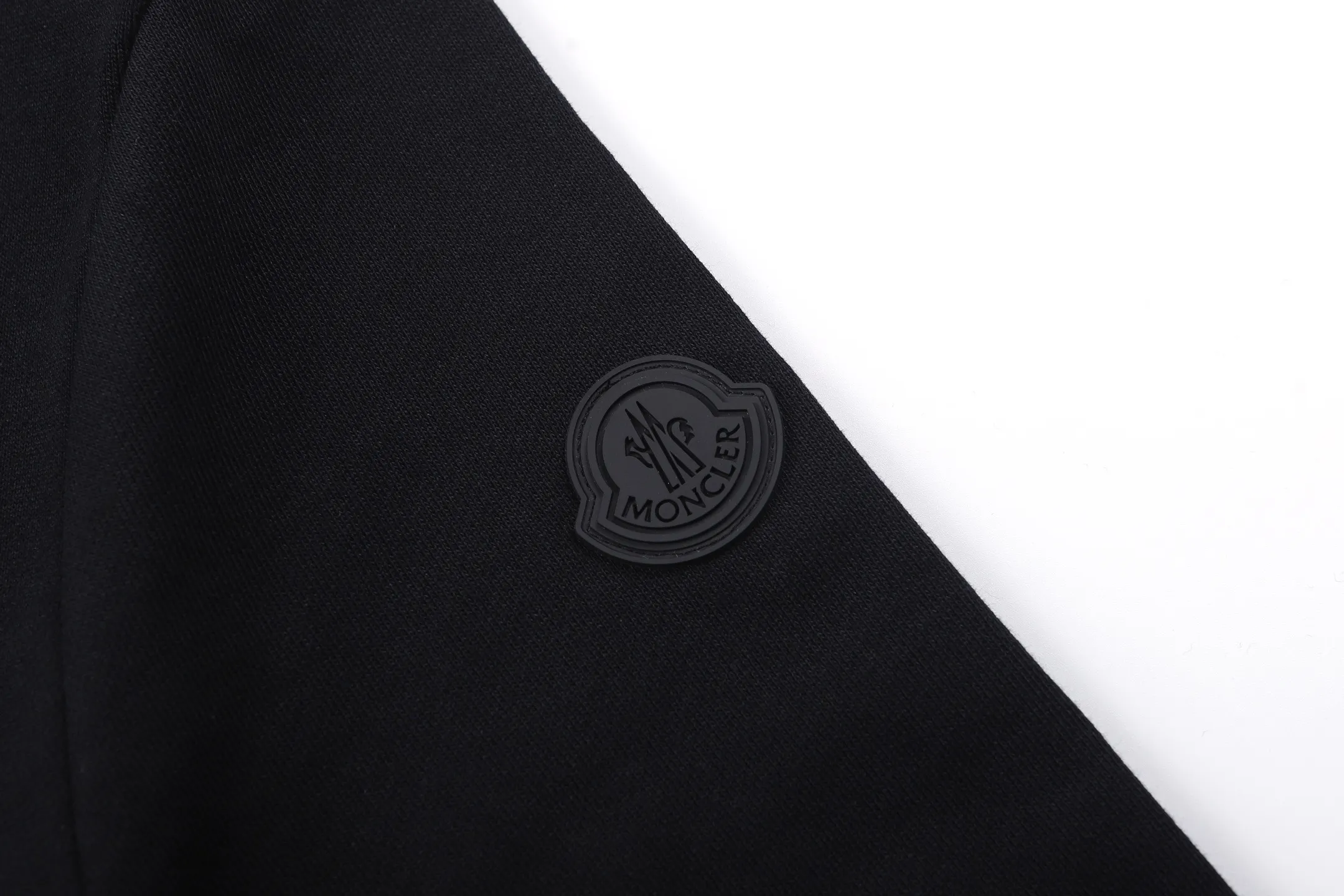 P340 Moncler 24FW Fuzzy Logo Printed Round Neck Sweatshirt (Black) The original version was purchased for RMB 3,926 and developed. The fabric is made of 320g double-ply combed cotton sweatshirt material, and the ribs are made of 2*2 cotton luxury ribs. The fabric enzyme washing process uses biological enzymes to gently wash the fabric, which can not only clean the fabric impurities, but also soften the fiber texture, making the sweatshirt more skin-friendly and soft to the touch, while retaining the stiffness of the fabric itself, making it less likely to deform after long-term wear. The printing part uses digital direct-injection technology: the pattern accurately restores the detailed texture of the brand logo, the color is delicate and has strong adhesion, and it is not easy to fade or crack after washing; the direct-injection process allows the printing to be highly integrated with the fabric without producing a stiff gluey feel, taking into account both aesthetics and wearing comfort. Thanks to the combination of craftsmanship, the clothes not only have a high-end texture, but also take into account the durability of daily wear. It is recommended to hand wash to better maintain the craftsmanship effect. The overall wiring is straight and delicate, the fabric is comfortable and soft, and the color is consistent without color difference. It can be matched with the same style to create a fashionable look and control various occasions. Customized accessories, complete with three standards, the same style for men and women. Size:S-M-L-XL