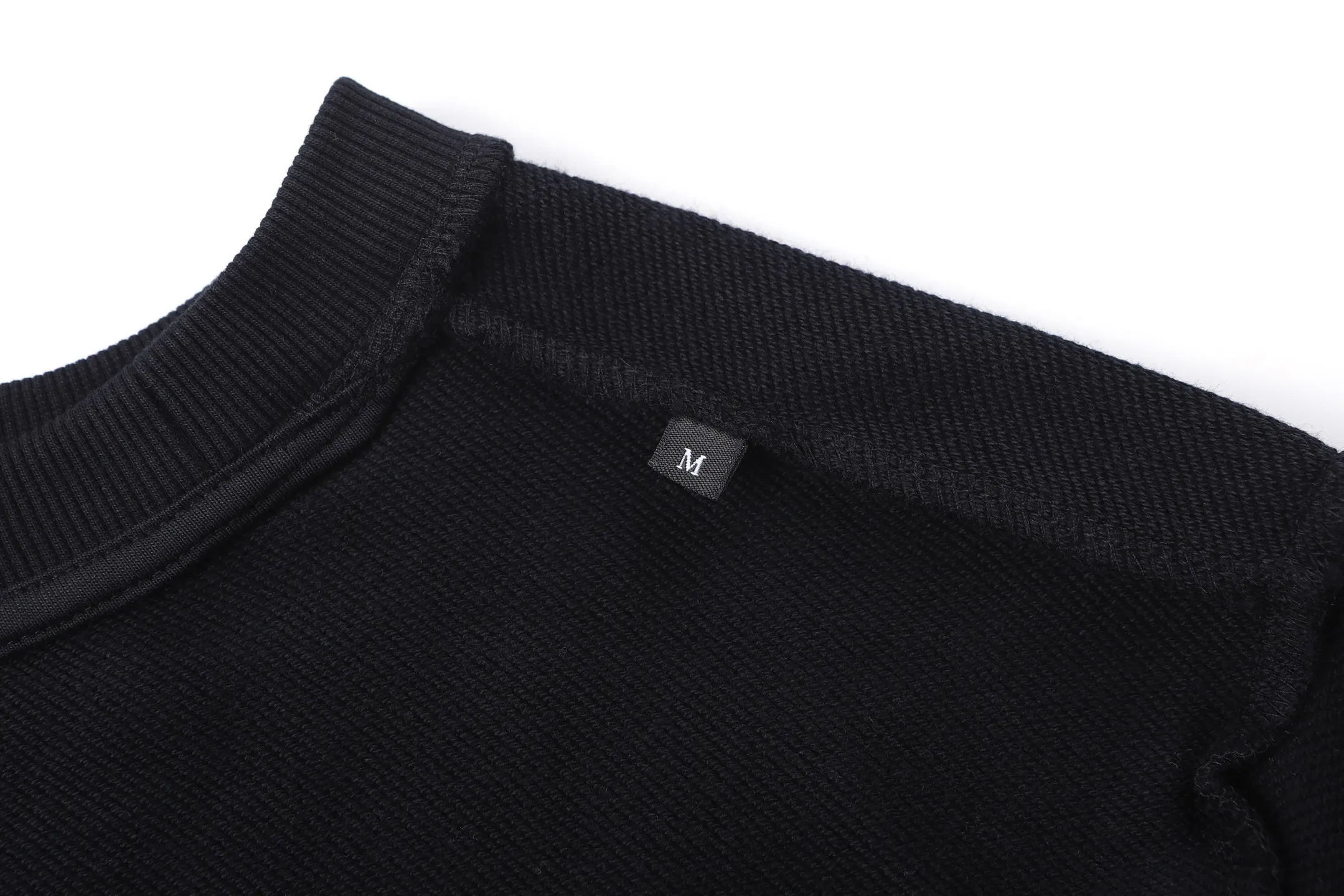 P340 Moncler 24FW Fuzzy Logo Printed Round Neck Sweatshirt (Black) The original version was purchased for RMB 3,926 and developed. The fabric is made of 320g double-ply combed cotton sweatshirt material, and the ribs are made of 2*2 cotton luxury ribs. The fabric enzyme washing process uses biological enzymes to gently wash the fabric, which can not only clean the fabric impurities, but also soften the fiber texture, making the sweatshirt more skin-friendly and soft to the touch, while retaining the stiffness of the fabric itself, making it less likely to deform after long-term wear. The printing part uses digital direct-injection technology: the pattern accurately restores the detailed texture of the brand logo, the color is delicate and has strong adhesion, and it is not easy to fade or crack after washing; the direct-injection process allows the printing to be highly integrated with the fabric without producing a stiff gluey feel, taking into account both aesthetics and wearing comfort. Thanks to the combination of craftsmanship, the clothes not only have a high-end texture, but also take into account the durability of daily wear. It is recommended to hand wash to better maintain the craftsmanship effect. The overall wiring is straight and delicate, the fabric is comfortable and soft, and the color is consistent without color difference. It can be matched with the same style to create a fashionable look and control various occasions. Customized accessories, complete with three standards, the same style for men and women. Size:S-M-L-XL