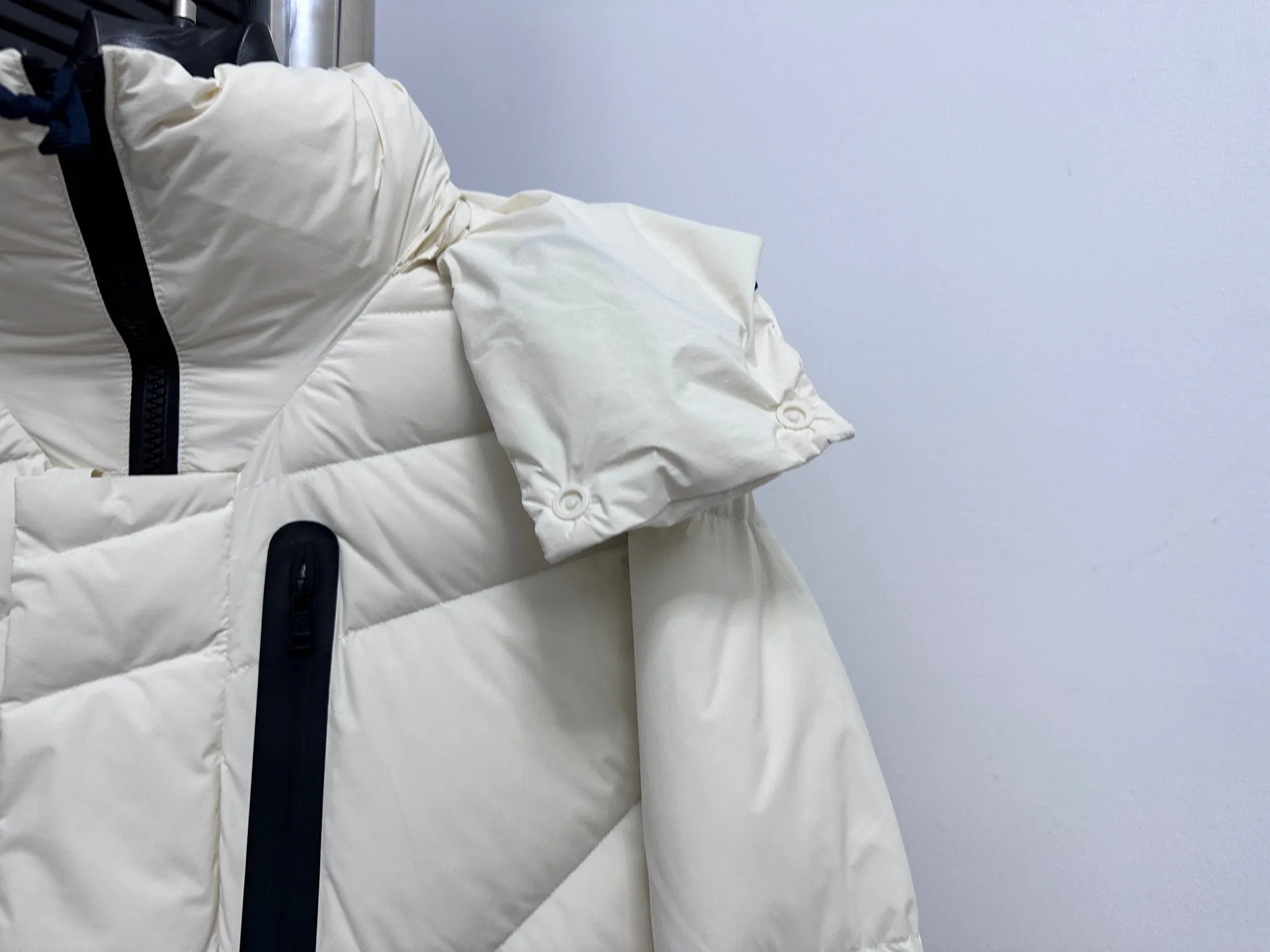 P1000 [moncler] Mengkou 2025 autumn and winter new down jacket. Original customized hardware accessories are all imported and original customization. Welcome to compare. Absolutely high quality. Use top 90 down. Super soft. Filled with fluffy and full feathers. Super heavy work. Fabric workmanship. Perfect version. Note⚠The fabric is super comfortable. Exclusive model. Non-market goods. Same style for men and women. Size: s-xxl