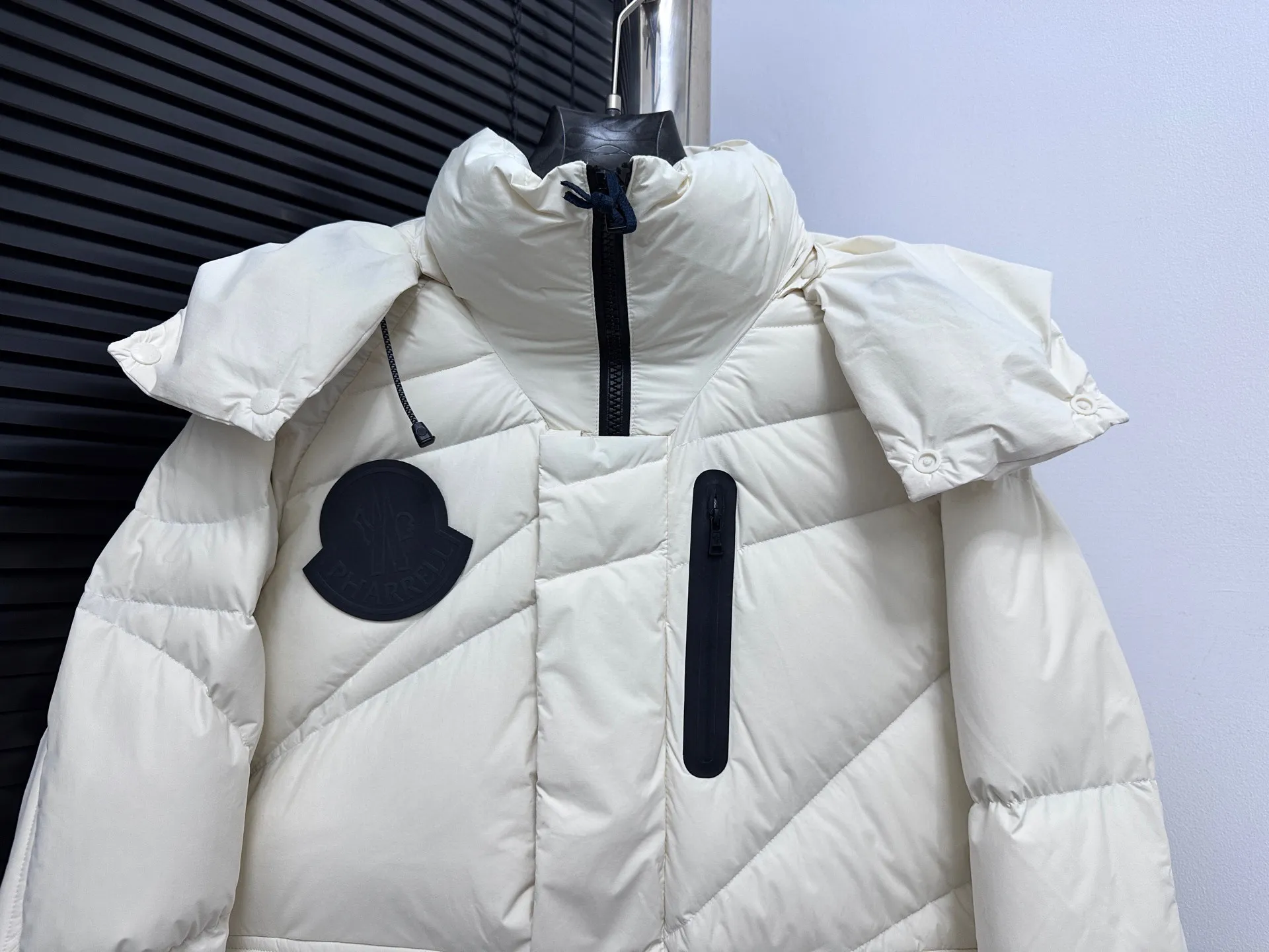 P1000 [moncler] Mengkou 2025 autumn and winter new down jacket. Original customized hardware accessories are all imported and original customization. Welcome to compare. Absolutely high quality. Use top 90 down. Super soft. Filled with fluffy and full feathers. Super heavy work. Fabric workmanship. Perfect version. Note⚠The fabric is super comfortable. Exclusive model. Non-market goods. Same style for men and women. Size: s-xxl