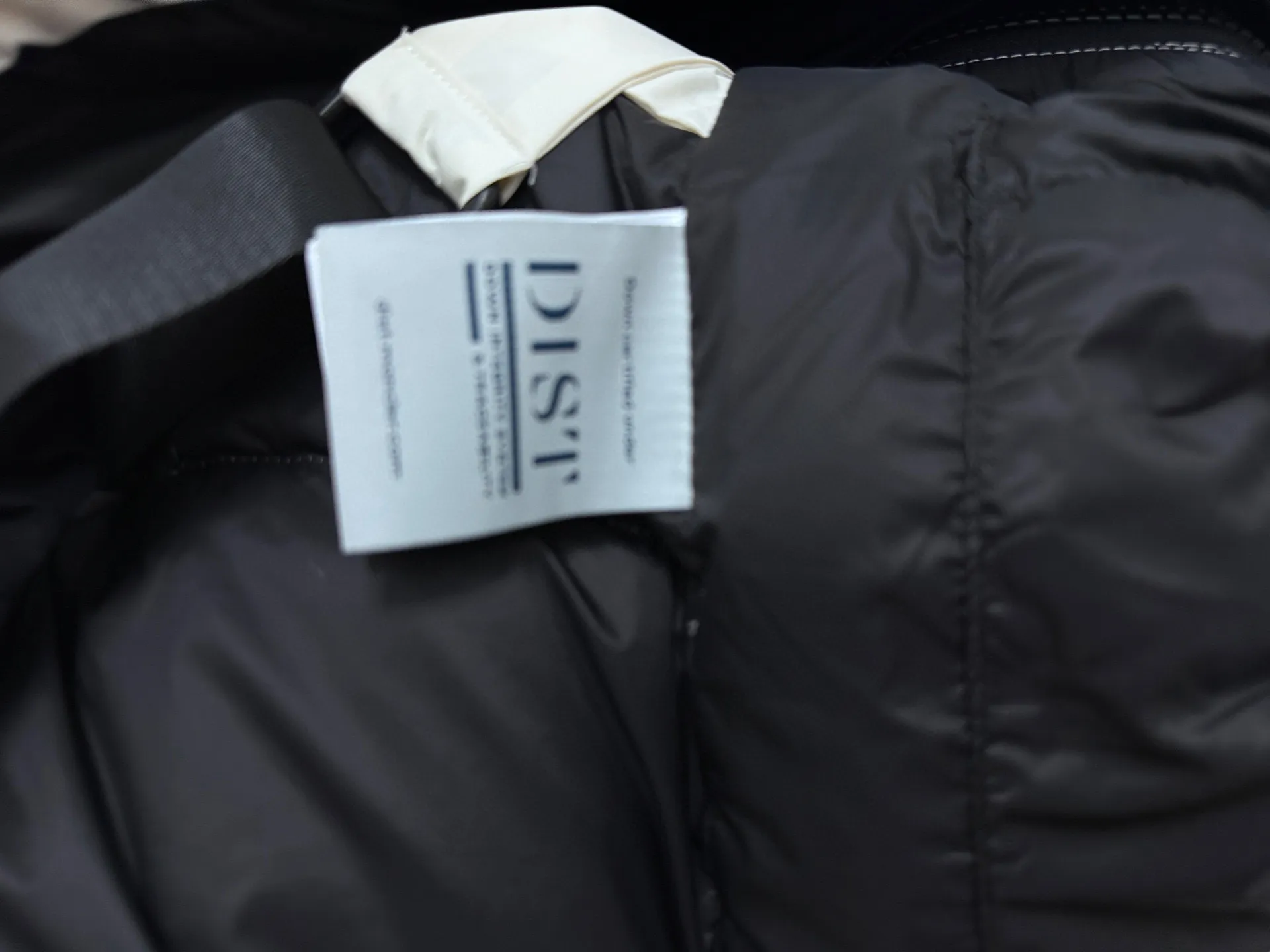 P1000 [moncler] Mengkou 2025 autumn and winter new down jacket. Original customized hardware accessories are all imported and original customization. Welcome to compare. Absolutely high quality. Use top 90 down. Super soft. Filled with fluffy and full feathers. Super heavy work. Fabric workmanship. Perfect version. Note⚠The fabric is super comfortable. Exclusive model. Non-market goods. Same style for men and women. Size: s-xxl