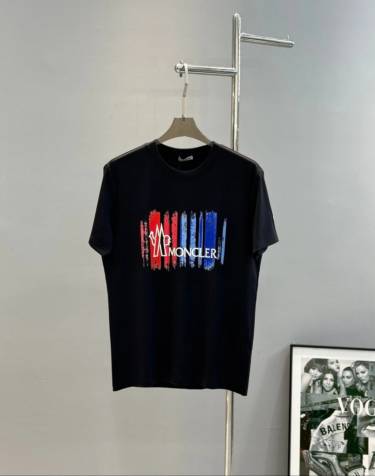 P160 Moncler 25s new modal T-shirt. Brand letter logo printing design. Graffiti shape. Red and blue color gradient combination presents special features. Classic small hat at the cuff position. Clean, refreshing, simple and generous. Recommended items for any age [Fireworks] regular version! Custom-made 250g modal comb fabric, the surface is skin-friendly and smooth, and the body is as comfortable as a baby! Color: Black. White. Size: s-xxl