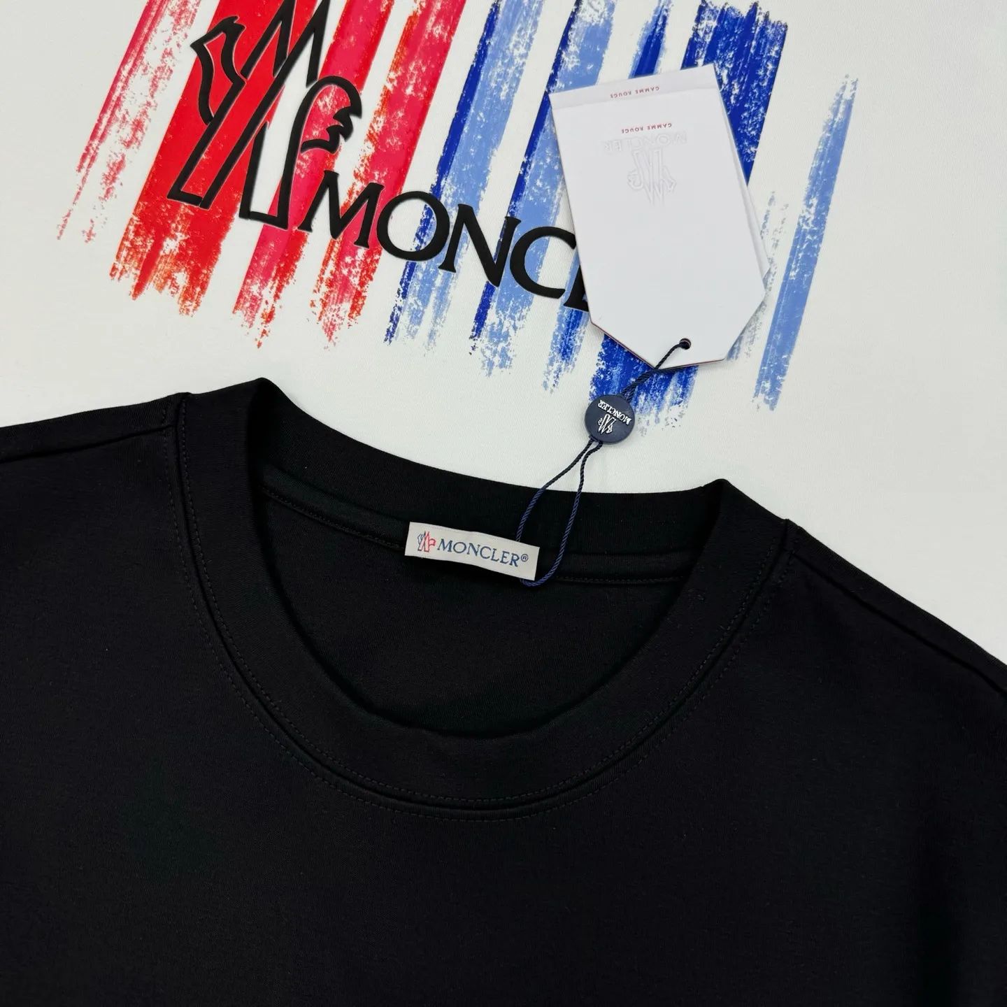 P160 Moncler 25s new modal T-shirt. Brand letter logo printing design. Graffiti shape. Red and blue color gradient combination presents special features. Classic small hat at the cuff position. Clean, refreshing, simple and generous. Recommended items for any age [Fireworks] regular version! Custom-made 250g modal comb fabric, the surface is skin-friendly and smooth, and the body is as comfortable as a baby! Color: Black. White. Size: s-xxl