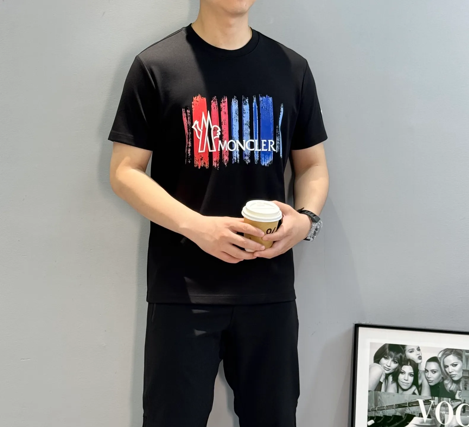 P160 Moncler 25s new modal T-shirt. Brand letter logo printing design. Graffiti shape. Red and blue color gradient combination presents special features. Classic small hat at the cuff position. Clean, refreshing, simple and generous. Recommended items for any age [Fireworks] regular version! Custom-made 250g modal comb fabric, the surface is skin-friendly and smooth, and the body is as comfortable as a baby! Color: Black. White. Size: s-xxl