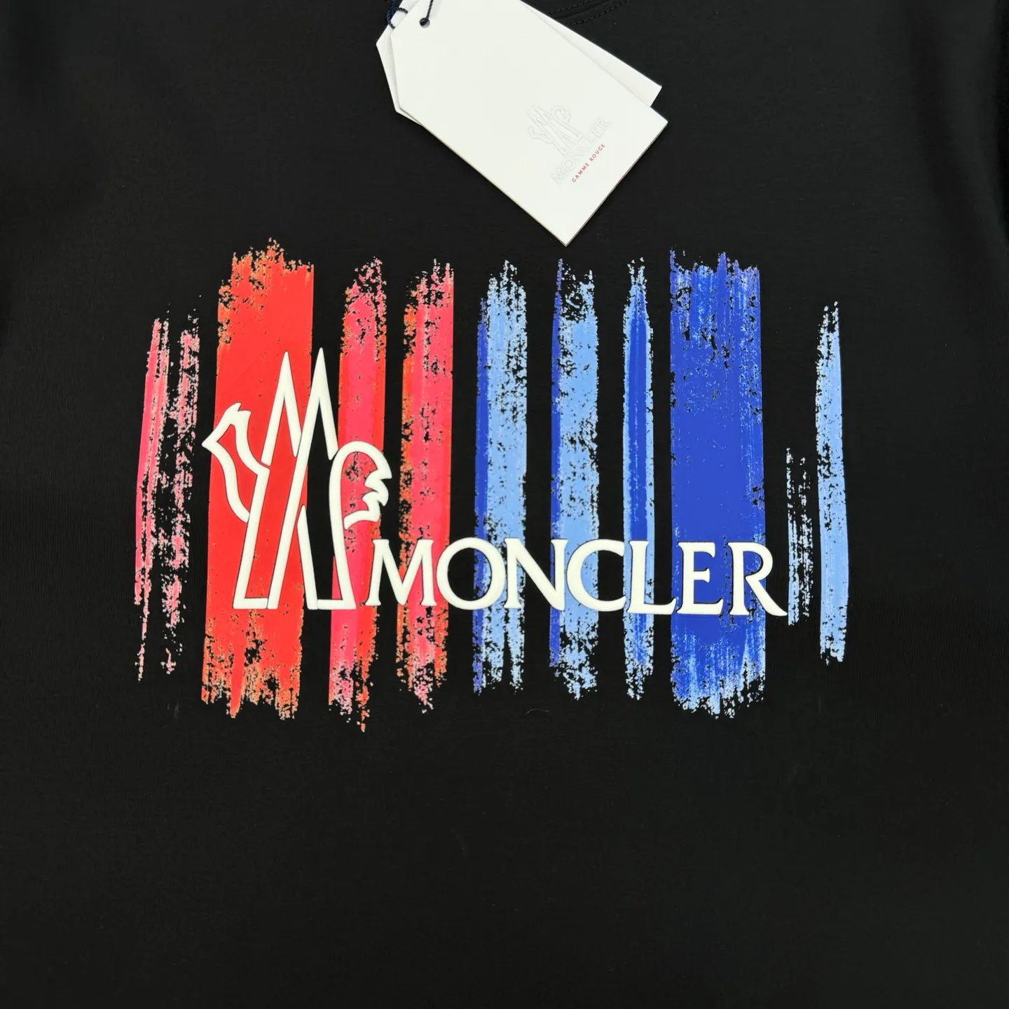 P160 Moncler 25s new modal T-shirt. Brand letter logo printing design. Graffiti shape. Red and blue color gradient combination presents special features. Classic small hat at the cuff position. Clean, refreshing, simple and generous. Recommended items for any age [Fireworks] regular version! Custom-made 250g modal comb fabric, the surface is skin-friendly and smooth, and the body is as comfortable as a baby! Color: Black. White. Size: s-xxl