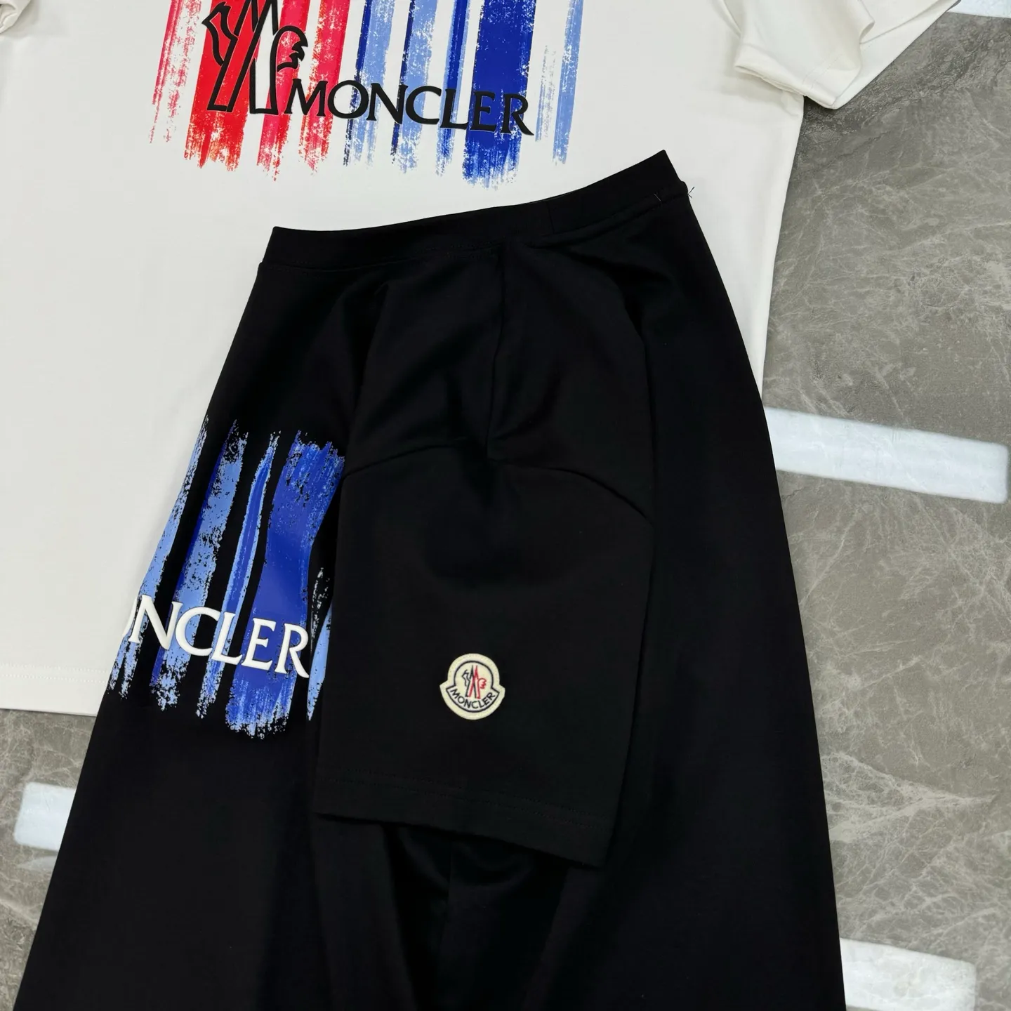 P160 Moncler 25s new modal T-shirt. Brand letter logo printing design. Graffiti shape. Red and blue color gradient combination presents special features. Classic small hat at the cuff position. Clean, refreshing, simple and generous. Recommended items for any age [Fireworks] regular version! Custom-made 250g modal comb fabric, the surface is skin-friendly and smooth, and the body is as comfortable as a baby! Color: Black. White. Size: s-xxl