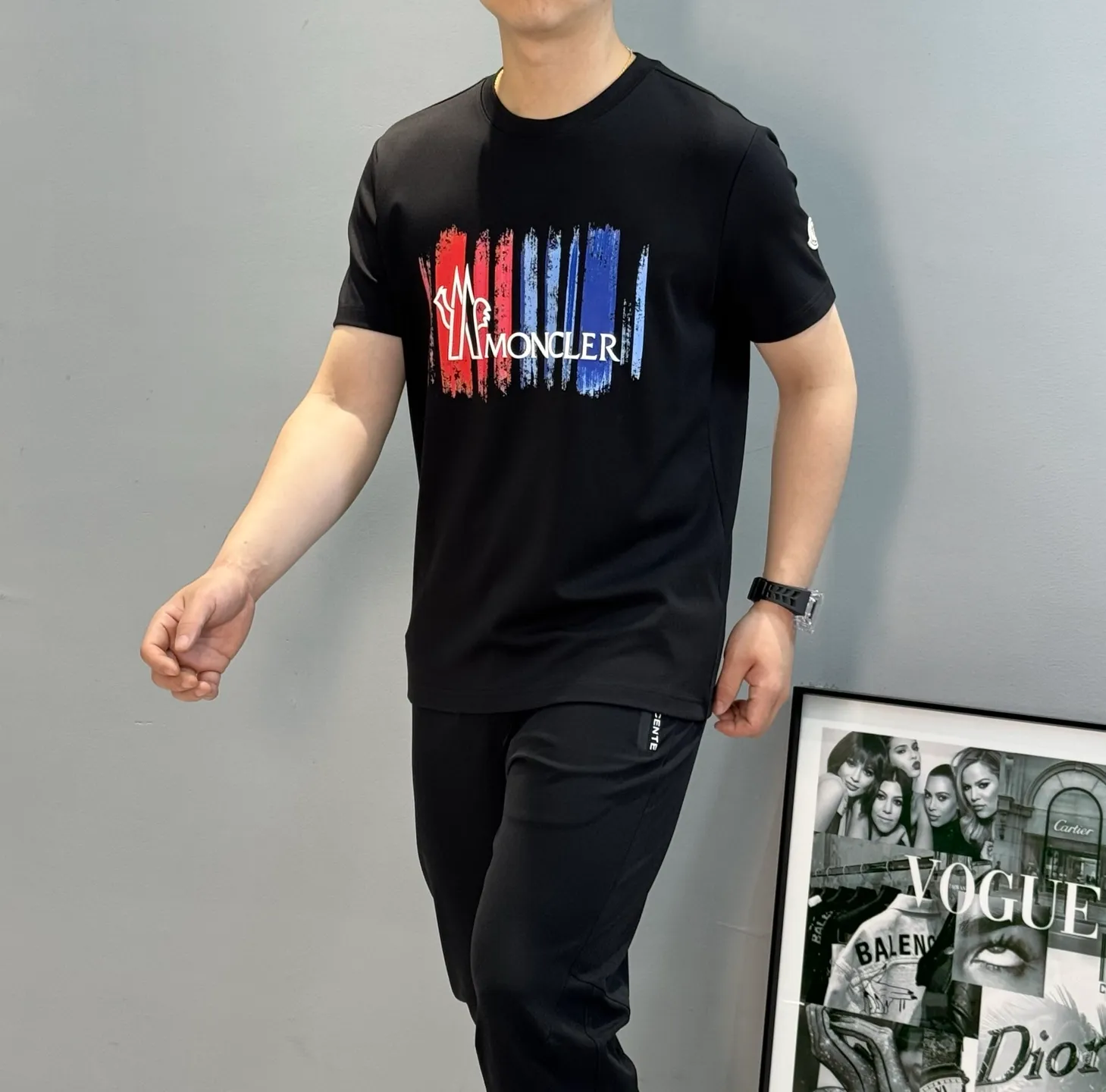 P160 Moncler 25s new modal T-shirt. Brand letter logo printing design. Graffiti shape. Red and blue color gradient combination presents special features. Classic small hat at the cuff position. Clean, refreshing, simple and generous. Recommended items for any age [Fireworks] regular version! Custom-made 250g modal comb fabric, the surface is skin-friendly and smooth, and the body is as comfortable as a baby! Color: Black. White. Size: s-xxl