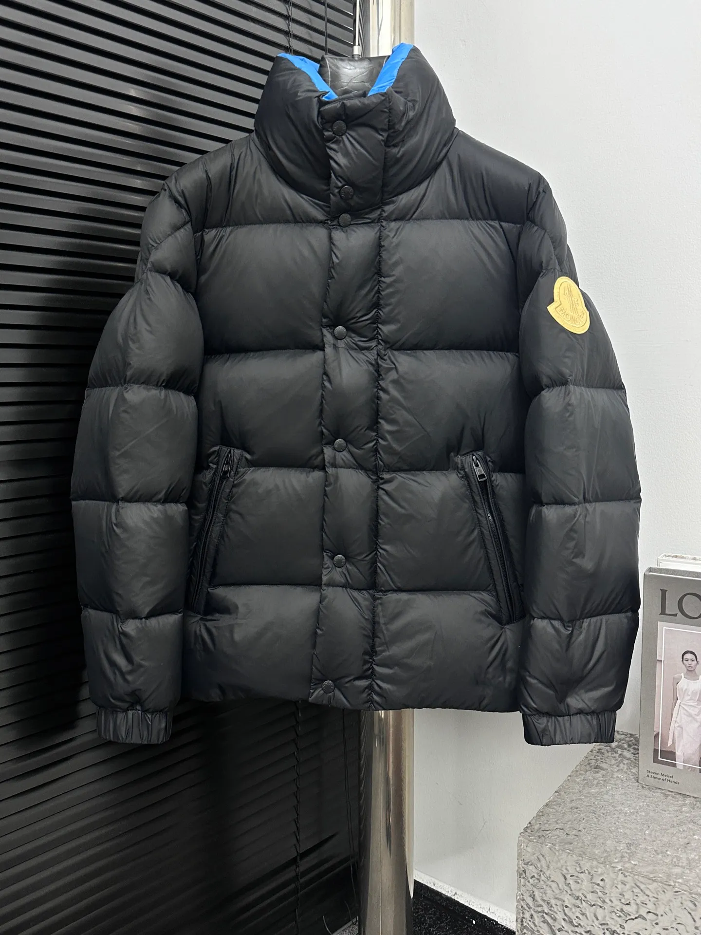 P860 [𝑴𝒐𝒏𝒄𝒍𝒆𝒓] Mouthless DERVOR series Blue fat man long-sleeved down jacket Meng Mouth DERVOX limited color matching 1952 joint model men's goose down stand-up collar thickened bread can be made into couple style 95% national standard white gooseneck down filling. The filling is extremely full. 700+ fill power. The tag barcode model number corresponds to the official website. The tag has built-in NFC electronic sensor for anti-counterfeiting) Dervox down is made of lightweight nylon laqué fabric, which is comfortable and warm without being heavy. This short style features an internal shoulder strap that can be carried as a carry when the weather heats up, making it ideal for urban or alpine wear. Made in pop tones, it's finished with a bold logo patch. Details Made of lightweight nvlon laqué fabric Color: Fat Blue Sizes: 1-2-3-4-5