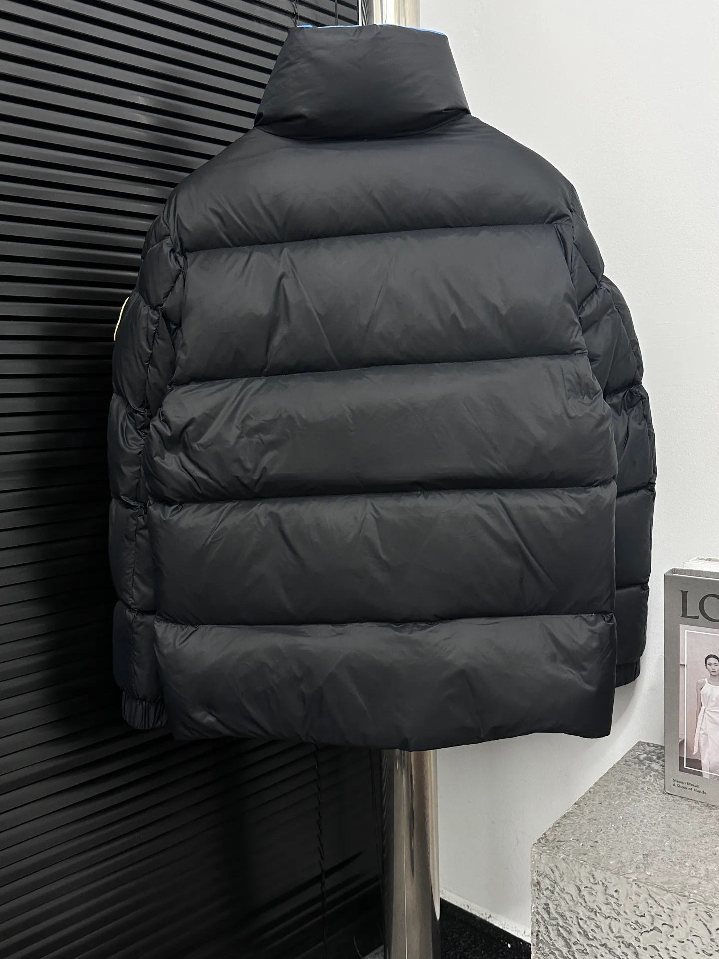 P860 [𝑴𝒐𝒏𝒄𝒍𝒆𝒓] Mouthless DERVOR series Blue fat man long-sleeved down jacket Meng Mouth DERVOX limited color matching 1952 joint model men's goose down stand-up collar thickened bread can be made into couple style 95% national standard white gooseneck down filling. The filling is extremely full. 700+ fill power. The tag barcode model number corresponds to the official website. The tag has built-in NFC electronic sensor for anti-counterfeiting) Dervox down is made of lightweight nylon laqué fabric, which is comfortable and warm without being heavy. This short style features an internal shoulder strap that can be carried as a carry when the weather heats up, making it ideal for urban or alpine wear. Made in pop tones, it's finished with a bold logo patch. Details Made of lightweight nvlon laqué fabric Color: Fat Blue Sizes: 1-2-3-4-5