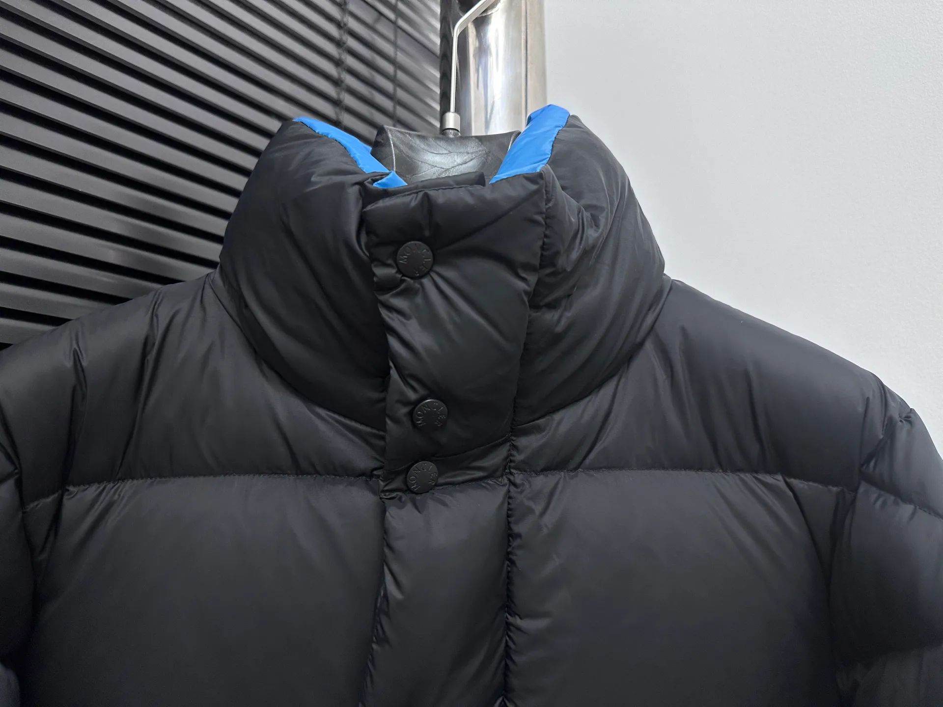 P860 [𝑴𝒐𝒏𝒄𝒍𝒆𝒓] Mouthless DERVOR series Blue fat man long-sleeved down jacket Meng Mouth DERVOX limited color matching 1952 joint model men's goose down stand-up collar thickened bread can be made into couple style 95% national standard white gooseneck down filling. The filling is extremely full. 700+ fill power. The tag barcode model number corresponds to the official website. The tag has built-in NFC electronic sensor for anti-counterfeiting) Dervox down is made of lightweight nylon laqué fabric, which is comfortable and warm without being heavy. This short style features an internal shoulder strap that can be carried as a carry when the weather heats up, making it ideal for urban or alpine wear. Made in pop tones, it's finished with a bold logo patch. Details Made of lightweight nvlon laqué fabric Color: Fat Blue Sizes: 1-2-3-4-5