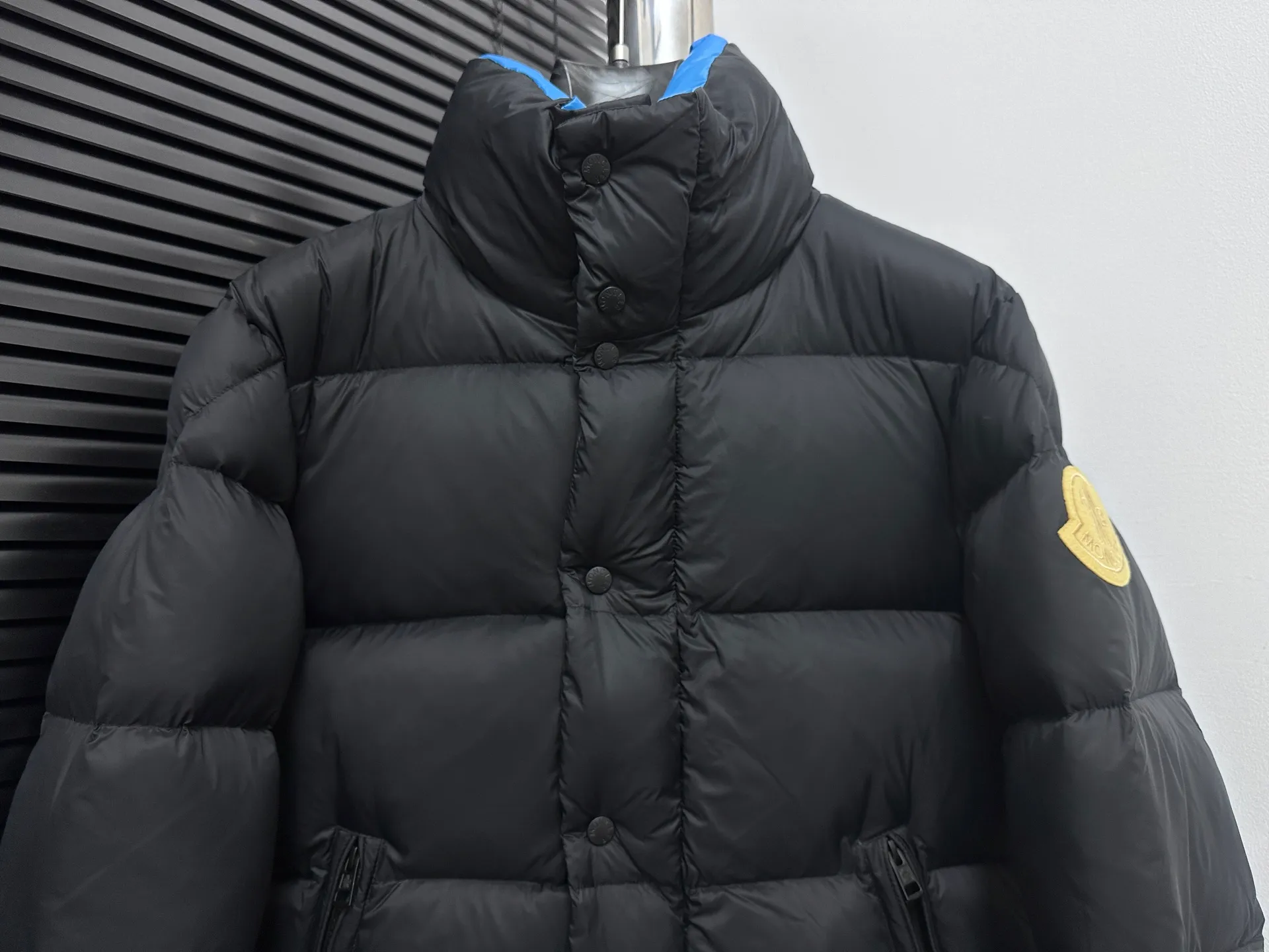 P860 [𝑴𝒐𝒏𝒄𝒍𝒆𝒓] Mouthless DERVOR series Blue fat man long-sleeved down jacket Meng Mouth DERVOX limited color matching 1952 joint model men's goose down stand-up collar thickened bread can be made into couple style 95% national standard white gooseneck down filling. The filling is extremely full. 700+ fill power. The tag barcode model number corresponds to the official website. The tag has built-in NFC electronic sensor for anti-counterfeiting) Dervox down is made of lightweight nylon laqué fabric, which is comfortable and warm without being heavy. This short style features an internal shoulder strap that can be carried as a carry when the weather heats up, making it ideal for urban or alpine wear. Made in pop tones, it's finished with a bold logo patch. Details Made of lightweight nvlon laqué fabric Color: Fat Blue Sizes: 1-2-3-4-5