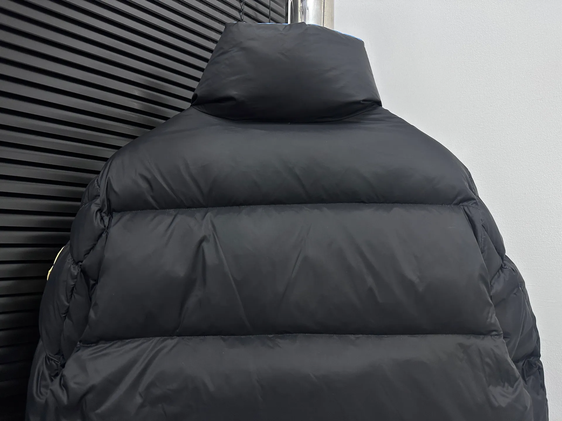 P860 [𝑴𝒐𝒏𝒄𝒍𝒆𝒓] Mouthless DERVOR series Blue fat man long-sleeved down jacket Meng Mouth DERVOX limited color matching 1952 joint model men's goose down stand-up collar thickened bread can be made into couple style 95% national standard white gooseneck down filling. The filling is extremely full. 700+ fill power. The tag barcode model number corresponds to the official website. The tag has built-in NFC electronic sensor for anti-counterfeiting) Dervox down is made of lightweight nylon laqué fabric, which is comfortable and warm without being heavy. This short style features an internal shoulder strap that can be carried as a carry when the weather heats up, making it ideal for urban or alpine wear. Made in pop tones, it's finished with a bold logo patch. Details Made of lightweight nvlon laqué fabric Color: Fat Blue Sizes: 1-2-3-4-5