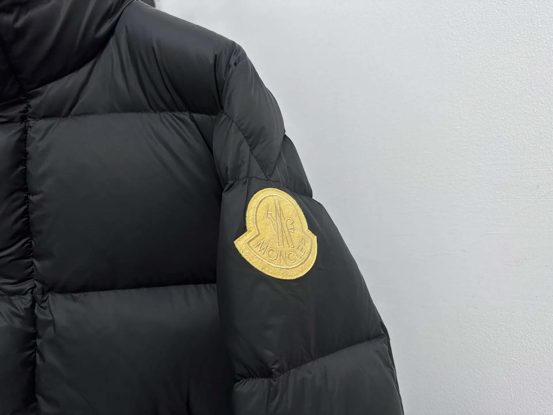 P860 [𝑴𝒐𝒏𝒄𝒍𝒆𝒓] Mouthless DERVOR series Blue fat man long-sleeved down jacket Meng Mouth DERVOX limited color matching 1952 joint model men's goose down stand-up collar thickened bread can be made into couple style 95% national standard white gooseneck down filling. The filling is extremely full. 700+ fill power. The tag barcode model number corresponds to the official website. The tag has built-in NFC electronic sensor for anti-counterfeiting) Dervox down is made of lightweight nylon laqué fabric, which is comfortable and warm without being heavy. This short style features an internal shoulder strap that can be carried as a carry when the weather heats up, making it ideal for urban or alpine wear. Made in pop tones, it's finished with a bold logo patch. Details Made of lightweight nvlon laqué fabric Color: Fat Blue Sizes: 1-2-3-4-5