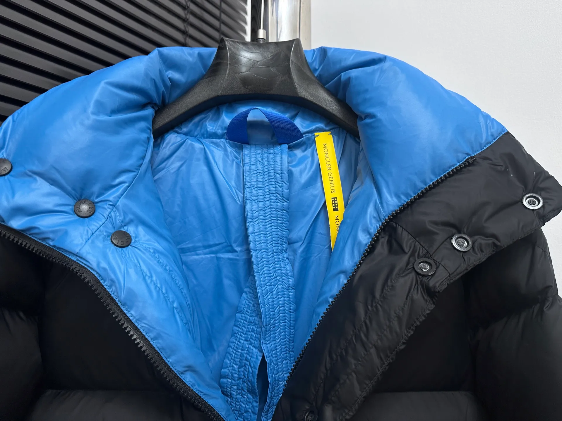 P860 [𝑴𝒐𝒏𝒄𝒍𝒆𝒓] Mouthless DERVOR series Blue fat man long-sleeved down jacket Meng Mouth DERVOX limited color matching 1952 joint model men's goose down stand-up collar thickened bread can be made into couple style 95% national standard white gooseneck down filling. The filling is extremely full. 700+ fill power. The tag barcode model number corresponds to the official website. The tag has built-in NFC electronic sensor for anti-counterfeiting) Dervox down is made of lightweight nylon laqué fabric, which is comfortable and warm without being heavy. This short style features an internal shoulder strap that can be carried as a carry when the weather heats up, making it ideal for urban or alpine wear. Made in pop tones, it's finished with a bold logo patch. Details Made of lightweight nvlon laqué fabric Color: Fat Blue Sizes: 1-2-3-4-5