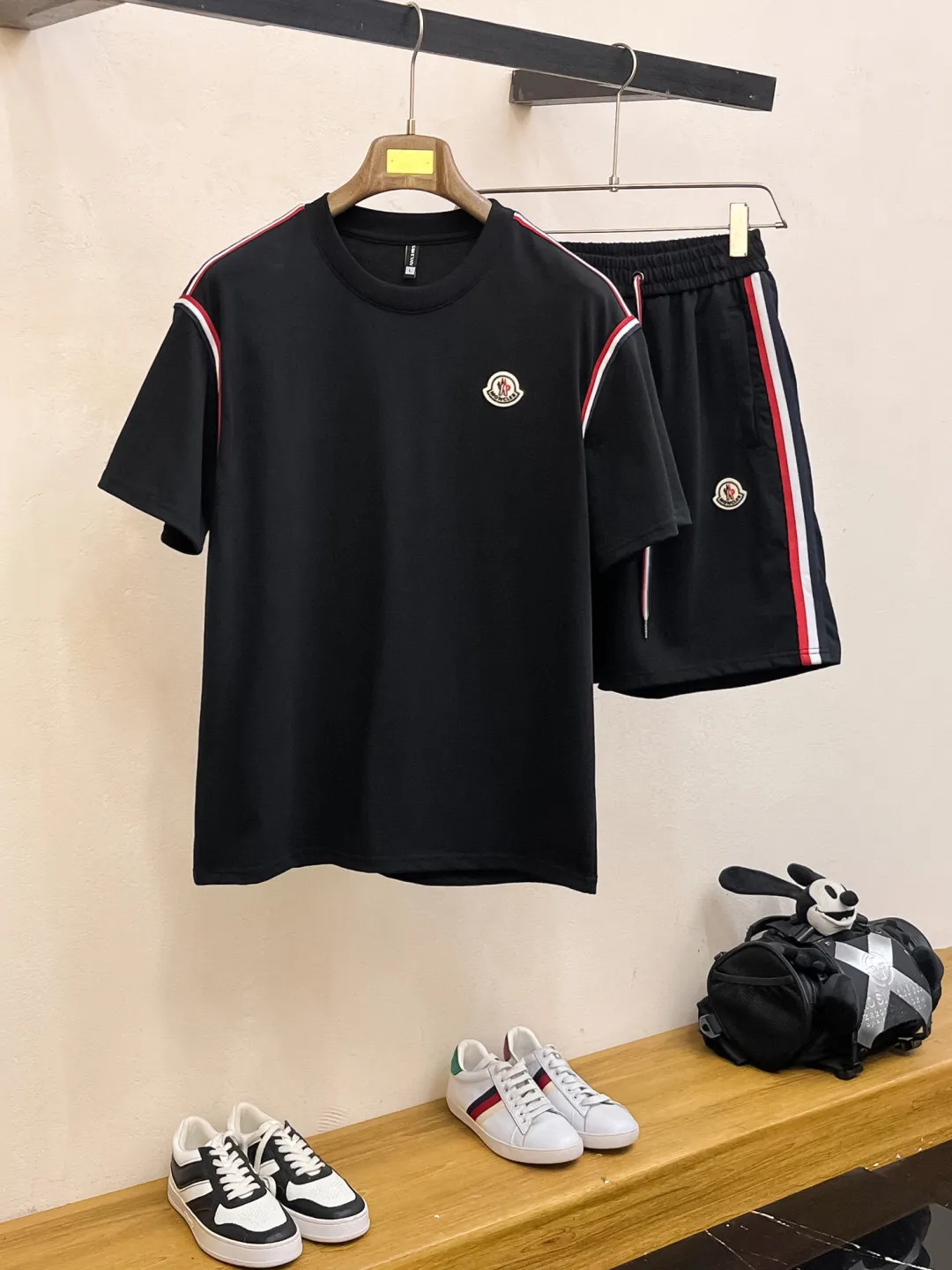 P560 Brand [MONCLER Mouth Covered] 2025 round neck short-sleeved shorts suit. The pure cotton fabric upper body will not be stuffy, the smooth and comfortable skin-friendly effect is more breathable, the fabric has its own texture, classic logo technology, a new interpretation from a unique angle, the first choice for fashion and versatility! Size: M-3XL (maximum wear: 190 pounds)