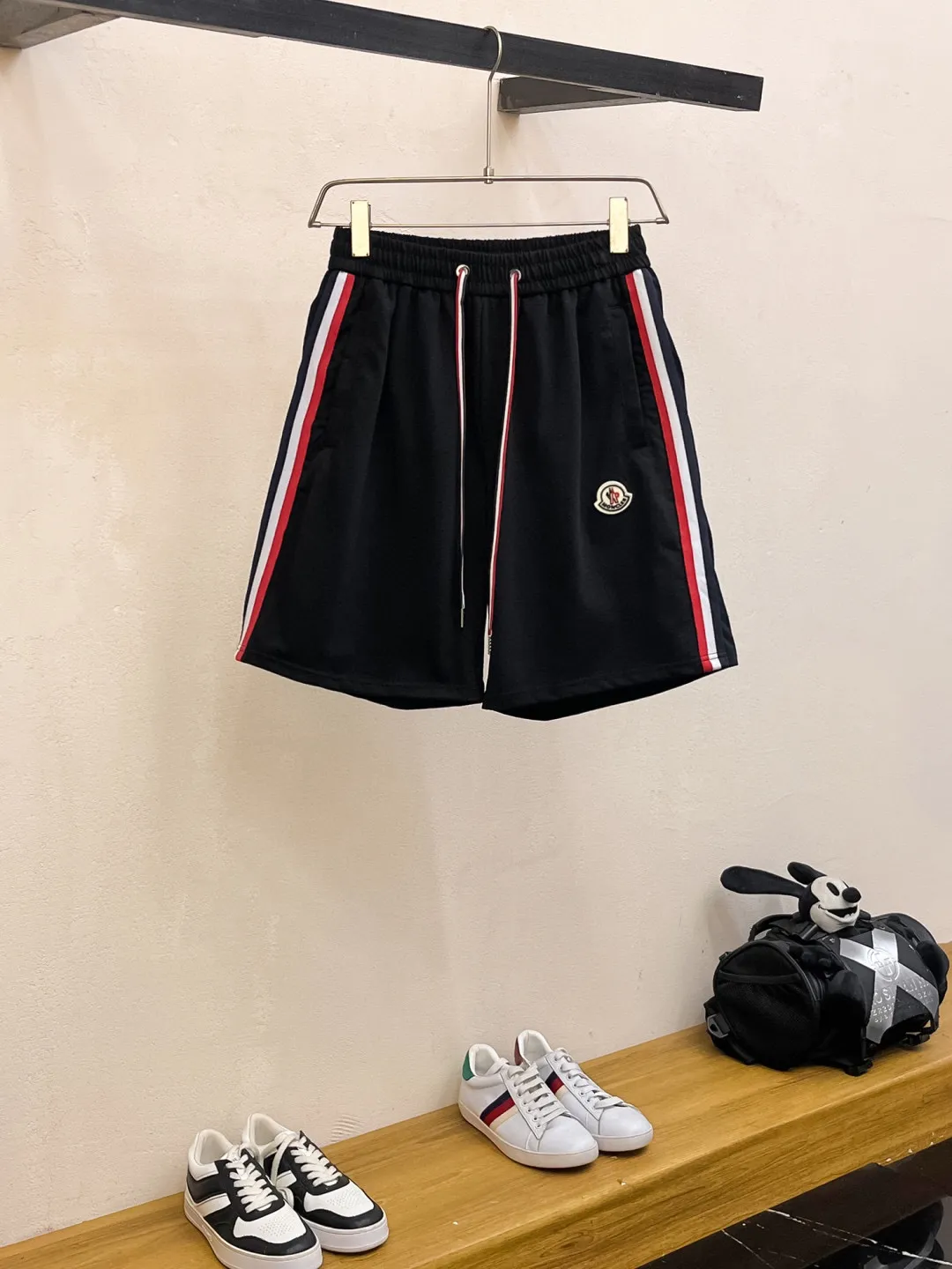 P560 Brand [MONCLER Mouth Covered] 2025 round neck short-sleeved shorts suit. The pure cotton fabric upper body will not be stuffy, the smooth and comfortable skin-friendly effect is more breathable, the fabric has its own texture, classic logo technology, a new interpretation from a unique angle, the first choice for fashion and versatility! Size: M-3XL (maximum wear: 190 pounds)