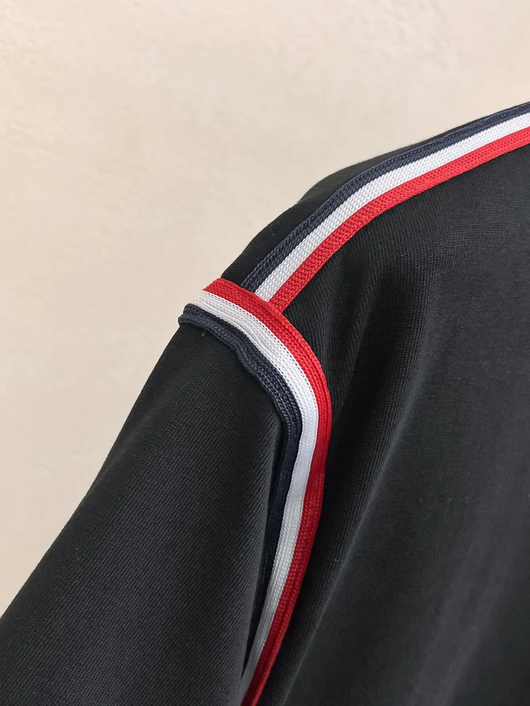 P560 Brand [MONCLER Mouth Covered] 2025 round neck short-sleeved shorts suit. The pure cotton fabric upper body will not be stuffy, the smooth and comfortable skin-friendly effect is more breathable, the fabric has its own texture, classic logo technology, a new interpretation from a unique angle, the first choice for fashion and versatility! Size: M-3XL (maximum wear: 190 pounds)