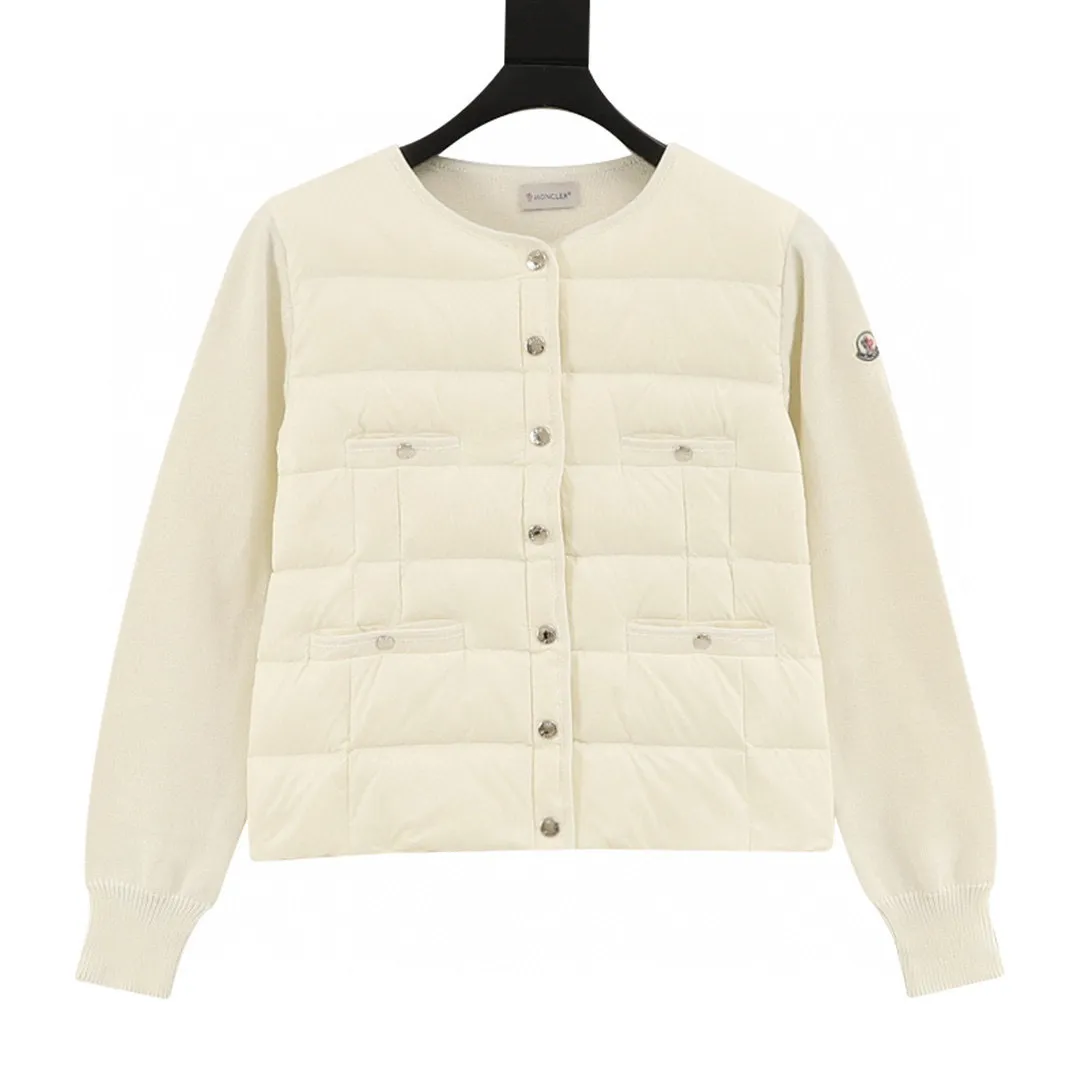 P580 𝐌𝐎𝐍𝐂𝐋𝐄𝐑 Multi-button knitted spliced ​​jacket Moncler's down knitted spliced ​​jacket has a classic down + knitted sleeve design, warm and fashionable! The outer layer is high-quality down and the inner is soft knitted. It is very suitable for autumn and winter. Short cut + round neck + front buttons, simple and elegant, with knitted cuffs and hem full of details. It can be easily matched for daily commuting and leisure. It is practical and enhances the texture of the outfit. It is a must-have and versatile item for the autumn and winter wardrobe! Style No.: A71# Color: Black White Pink Size: S M L