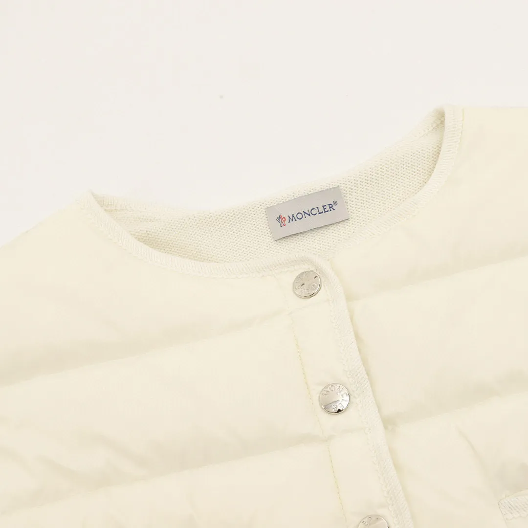 P580 𝐌𝐎𝐍𝐂𝐋𝐄𝐑 Multi-button knitted spliced ​​jacket Moncler's down knitted spliced ​​jacket has a classic down + knitted sleeve design, warm and fashionable! The outer layer is high-quality down and the inner is soft knitted. It is very suitable for autumn and winter. Short cut + round neck + front buttons, simple and elegant, with knitted cuffs and hem full of details. It can be easily matched for daily commuting and leisure. It is practical and enhances the texture of the outfit. It is a must-have and versatile item for the autumn and winter wardrobe! Style No.: A71# Color: Black White Pink Size: S M L