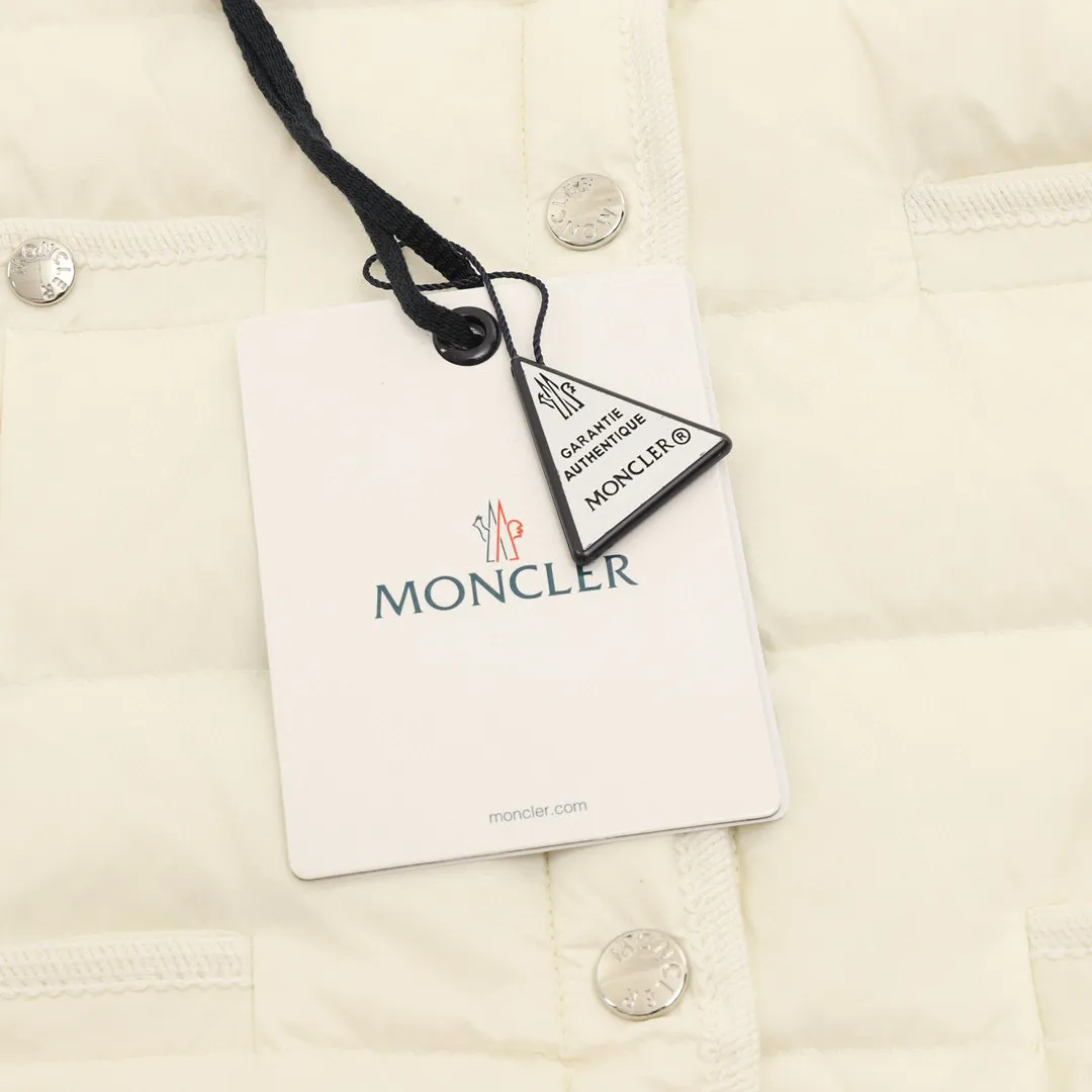 P580 𝐌𝐎𝐍𝐂𝐋𝐄𝐑 Multi-button knitted spliced ​​jacket Moncler's down knitted spliced ​​jacket has a classic down + knitted sleeve design, warm and fashionable! The outer layer is high-quality down and the inner is soft knitted. It is very suitable for autumn and winter. Short cut + round neck + front buttons, simple and elegant, with knitted cuffs and hem full of details. It can be easily matched for daily commuting and leisure. It is practical and enhances the texture of the outfit. It is a must-have and versatile item for the autumn and winter wardrobe! Style No.: A71# Color: Black White Pink Size: S M L