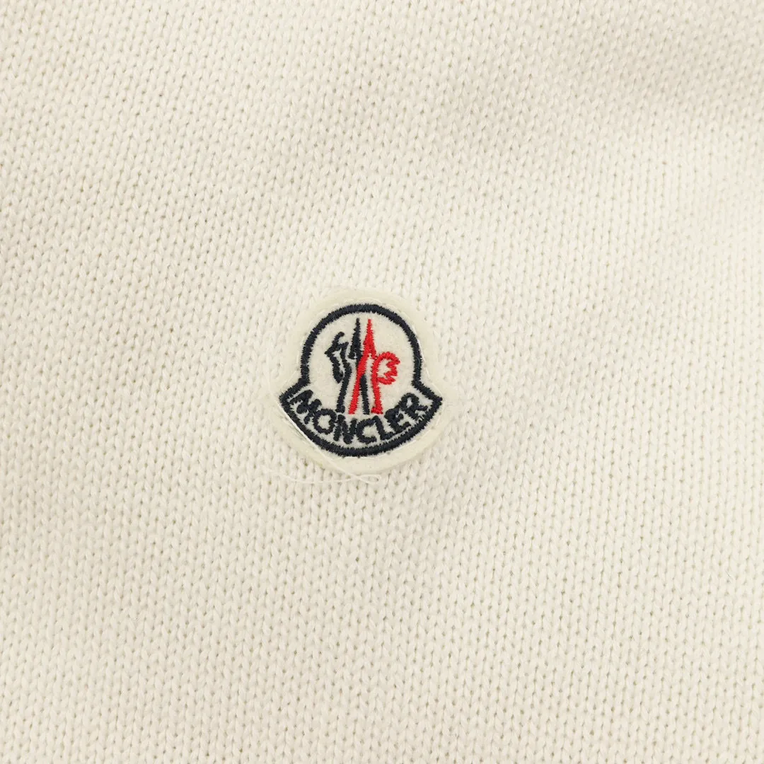 P580 𝐌𝐎𝐍𝐂𝐋𝐄𝐑 Multi-button knitted spliced ​​jacket Moncler's down knitted spliced ​​jacket has a classic down + knitted sleeve design, warm and fashionable! The outer layer is high-quality down and the inner is soft knitted. It is very suitable for autumn and winter. Short cut + round neck + front buttons, simple and elegant, with knitted cuffs and hem full of details. It can be easily matched for daily commuting and leisure. It is practical and enhances the texture of the outfit. It is a must-have and versatile item for the autumn and winter wardrobe! Style No.: A71# Color: Black White Pink Size: S M L