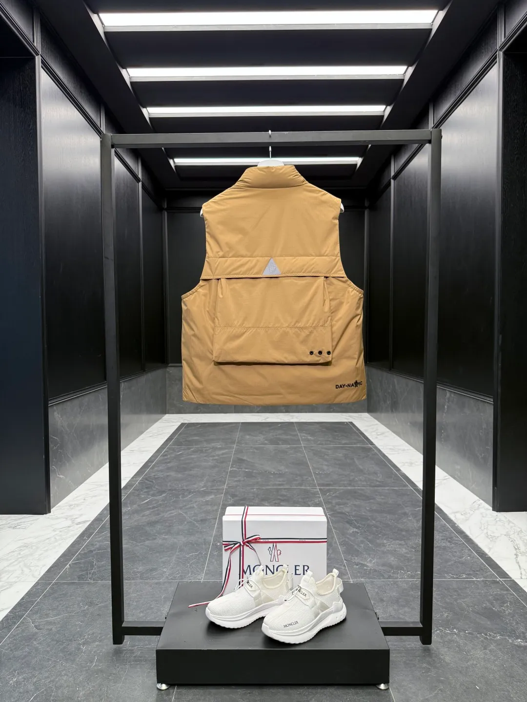 P860 Premium Down⬆️Moncler Grenoble Tongass Down Outdoor Vest. High-end Black Label Series. Original replacement fabric. Premium gooseneck filling. 🎁 Comes standard with a full set of counter gift box packaging. Upgraded original magnetic gift box. The Tongass Down Vest provides protection without being heavy, and is specially designed for outdoor activities in mild weather.  The Tongass down vest is the result of research into lightweight performance outerwear. Functional fabric is tight and durable without adding extra weight. Features a large utility pocket and carabiner clip to reduce the amount of luggage you carry. Details •Designed for outdoor activities •Made from tight fabric •Polyester lining •Down filling •Snap button closure •Utility pockets with snap, zip and Velcro closure •Drawstring hem •Front carabiner •Reflective details Size: 1-5 Cream/Light Brown/Black D00780