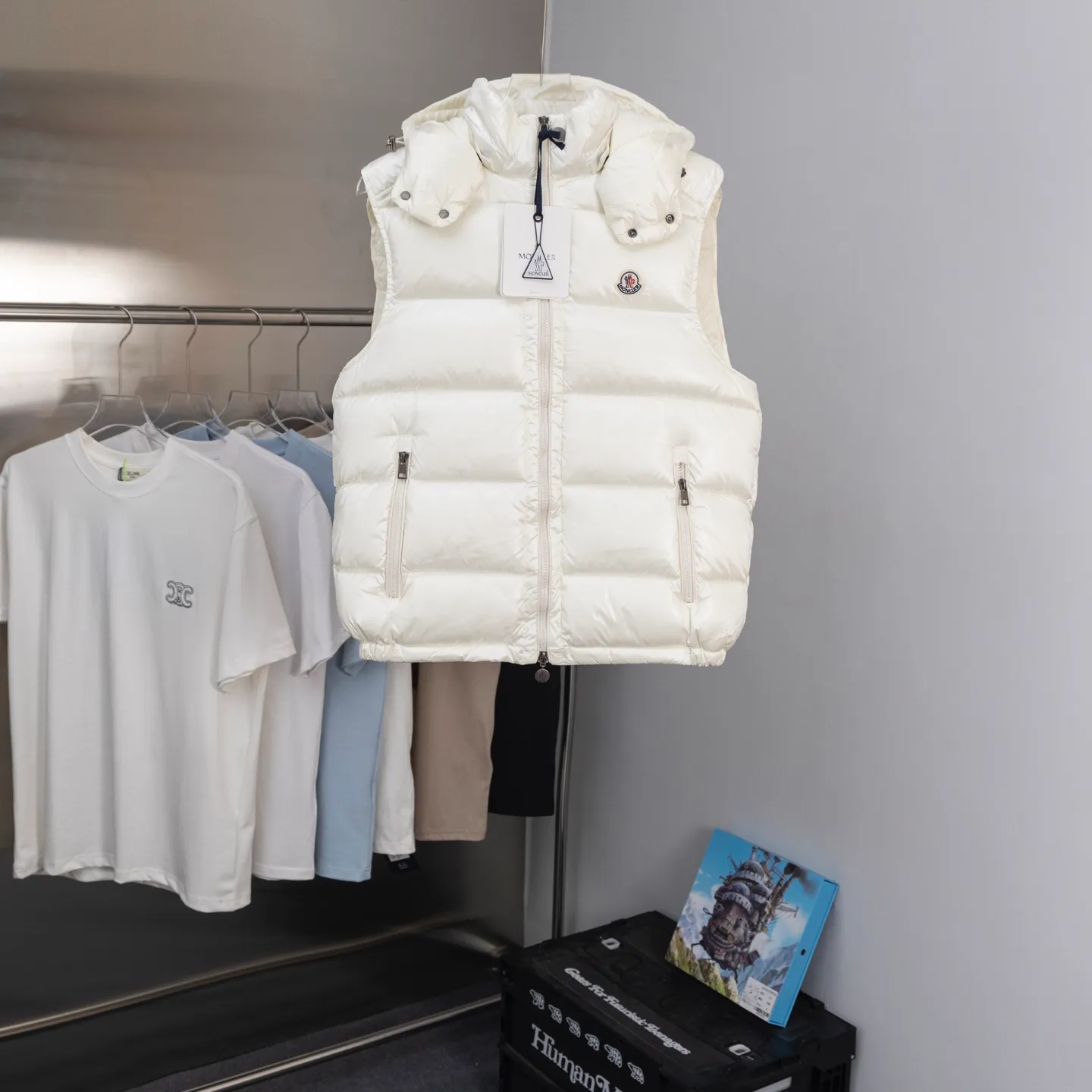 P570 2025 Autumn and Winter New Style🆕Down Jacket Top Purchasing Version𝐌𝐨𝐧𝐜𝐥𝐞𝐫 Mengkou Maya Classic Hooded Vest Top Top Genuine Exclusive Model‼ ️The inner-wearing tool for autumn and winter ❗️ A belated good product from the channel, basic style, can be worn alone or layered, it will have a more layered look! 1⃣️Gray nylon lining, full of down filling, international standard 90% white duck down + 10% feathers! High fluffiness and excellent warmth retention performance 👍 2⃣️The outer material is made of nylon fabric supplied by customers! Windproof and snowproof, with first-class feel and high density! It is not only breathable and comfortable to wear, but also has good anti-low temperature, anti-static and anti-wrinkle effects! 3⃣️The most classic and recognizable new stand-up collar design, with a detachable hood and brand logo embellishment, the upper body is very high-street style. 4⃣️The combination of zippers and hardware makes it more advanced! Electroplated hardware and two-way zipper fly can adjust the shape of the clothing and lock in temperature!