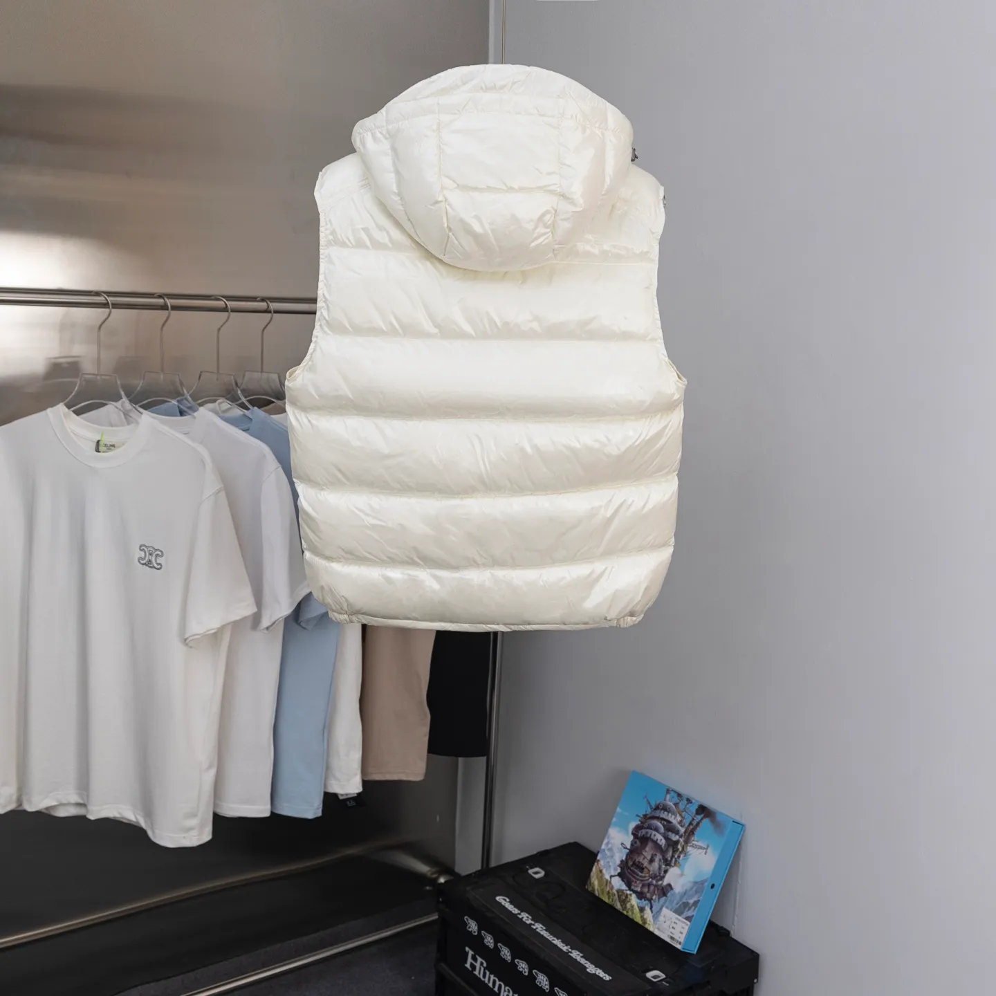 P570 2025 Autumn and Winter New Style🆕Down Jacket Top Purchasing Version𝐌𝐨𝐧𝐜𝐥𝐞𝐫 Mengkou Maya Classic Hooded Vest Top Top Genuine Exclusive Model‼ ️The inner-wearing tool for autumn and winter ❗️ A belated good product from the channel, basic style, can be worn alone or layered, it will have a more layered look! 1⃣️Gray nylon lining, full of down filling, international standard 90% white duck down + 10% feathers! High fluffiness and excellent warmth retention performance 👍 2⃣️The outer material is made of nylon fabric supplied by customers! Windproof and snowproof, with first-class feel and high density! It is not only breathable and comfortable to wear, but also has good anti-low temperature, anti-static and anti-wrinkle effects! 3⃣️The most classic and recognizable new stand-up collar design, with a detachable hood and brand logo embellishment, the upper body is very high-street style. 4⃣️The combination of zippers and hardware makes it more advanced! Electroplated hardware and two-way zipper fly can adjust the shape of the clothing and lock in temperature!
