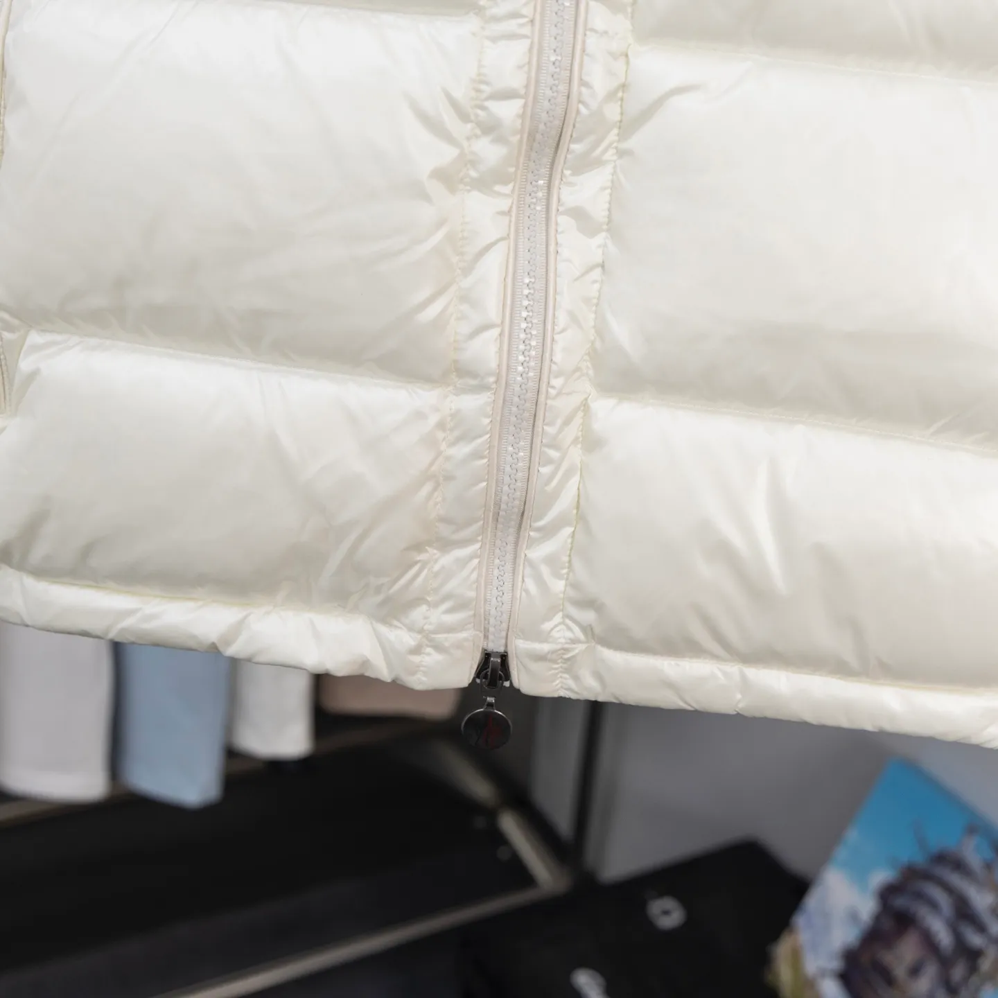 P570 2025 Autumn and Winter New Style🆕Down Jacket Top Purchasing Version𝐌𝐨𝐧𝐜𝐥𝐞𝐫 Mengkou Maya Classic Hooded Vest Top Top Genuine Exclusive Model‼ ️The inner-wearing tool for autumn and winter ❗️ A belated good product from the channel, basic style, can be worn alone or layered, it will have a more layered look! 1⃣️Gray nylon lining, full of down filling, international standard 90% white duck down + 10% feathers! High fluffiness and excellent warmth retention performance 👍 2⃣️The outer material is made of nylon fabric supplied by customers! Windproof and snowproof, with first-class feel and high density! It is not only breathable and comfortable to wear, but also has good anti-low temperature, anti-static and anti-wrinkle effects! 3⃣️The most classic and recognizable new stand-up collar design, with a detachable hood and brand logo embellishment, the upper body is very high-street style. 4⃣️The combination of zippers and hardware makes it more advanced! Electroplated hardware and two-way zipper fly can adjust the shape of the clothing and lock in temperature!