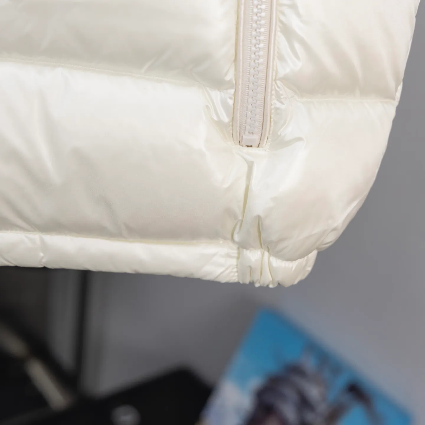 P570 2025 Autumn and Winter New Style🆕Down Jacket Top Purchasing Version𝐌𝐨𝐧𝐜𝐥𝐞𝐫 Mengkou Maya Classic Hooded Vest Top Top Genuine Exclusive Model‼ ️The inner-wearing tool for autumn and winter ❗️ A belated good product from the channel, basic style, can be worn alone or layered, it will have a more layered look! 1⃣️Gray nylon lining, full of down filling, international standard 90% white duck down + 10% feathers! High fluffiness and excellent warmth retention performance 👍 2⃣️The outer material is made of nylon fabric supplied by customers! Windproof and snowproof, with first-class feel and high density! It is not only breathable and comfortable to wear, but also has good anti-low temperature, anti-static and anti-wrinkle effects! 3⃣️The most classic and recognizable new stand-up collar design, with a detachable hood and brand logo embellishment, the upper body is very high-street style. 4⃣️The combination of zippers and hardware makes it more advanced! Electroplated hardware and two-way zipper fly can adjust the shape of the clothing and lock in temperature!