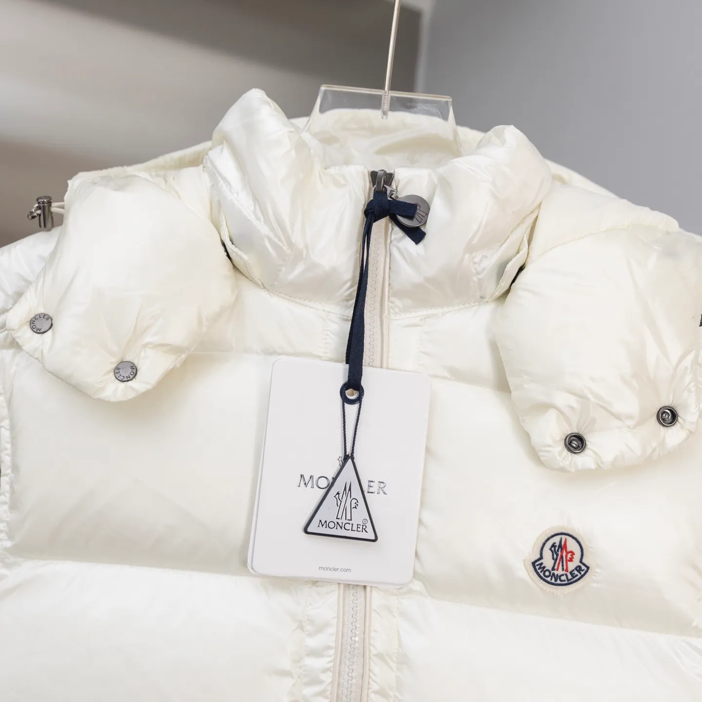P570 2025 Autumn and Winter New Style🆕Down Jacket Top Purchasing Version𝐌𝐨𝐧𝐜𝐥𝐞𝐫 Mengkou Maya Classic Hooded Vest Top Top Genuine Exclusive Model‼ ️The inner-wearing tool for autumn and winter ❗️ A belated good product from the channel, basic style, can be worn alone or layered, it will have a more layered look! 1⃣️Gray nylon lining, full of down filling, international standard 90% white duck down + 10% feathers! High fluffiness and excellent warmth retention performance 👍 2⃣️The outer material is made of nylon fabric supplied by customers! Windproof and snowproof, with first-class feel and high density! It is not only breathable and comfortable to wear, but also has good anti-low temperature, anti-static and anti-wrinkle effects! 3⃣️The most classic and recognizable new stand-up collar design, with a detachable hood and brand logo embellishment, the upper body is very high-street style. 4⃣️The combination of zippers and hardware makes it more advanced! Electroplated hardware and two-way zipper fly can adjust the shape of the clothing and lock in temperature!