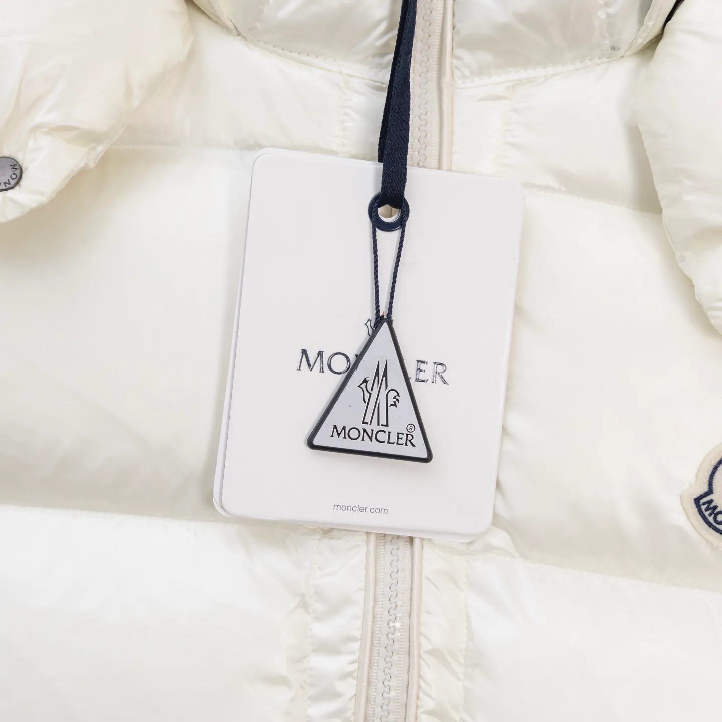 P570 2025 Autumn and Winter New Style🆕Down Jacket Top Purchasing Version𝐌𝐨𝐧𝐜𝐥𝐞𝐫 Mengkou Maya Classic Hooded Vest Top Top Genuine Exclusive Model‼ ️The inner-wearing tool for autumn and winter ❗️ A belated good product from the channel, basic style, can be worn alone or layered, it will have a more layered look! 1⃣️Gray nylon lining, full of down filling, international standard 90% white duck down + 10% feathers! High fluffiness and excellent warmth retention performance 👍 2⃣️The outer material is made of nylon fabric supplied by customers! Windproof and snowproof, with first-class feel and high density! It is not only breathable and comfortable to wear, but also has good anti-low temperature, anti-static and anti-wrinkle effects! 3⃣️The most classic and recognizable new stand-up collar design, with a detachable hood and brand logo embellishment, the upper body is very high-street style. 4⃣️The combination of zippers and hardware makes it more advanced! Electroplated hardware and two-way zipper fly can adjust the shape of the clothing and lock in temperature!