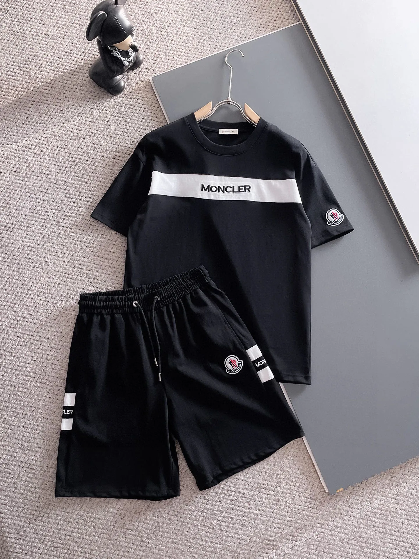 P570 Brand [MONCLER Mouth Covered] 2025 round neck short-sleeved shorts suit. The pure cotton fabric upper body will not be stuffy, the smooth and comfortable skin-friendly effect is more breathable, the fabric has its own texture, classic logo technology, a new interpretation from a unique angle, fashionable and versatile choice! Size: M-3XL (maximum wear: 190 pounds)