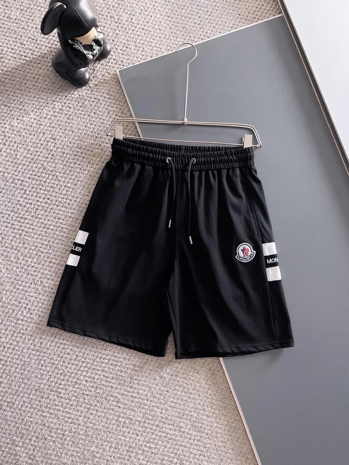 P570 Brand [MONCLER Mouth Covered] 2025 round neck short-sleeved shorts suit. The pure cotton fabric upper body will not be stuffy, the smooth and comfortable skin-friendly effect is more breathable, the fabric has its own texture, classic logo technology, a new interpretation from a unique angle, fashionable and versatile choice! Size: M-3XL (maximum wear: 190 pounds)