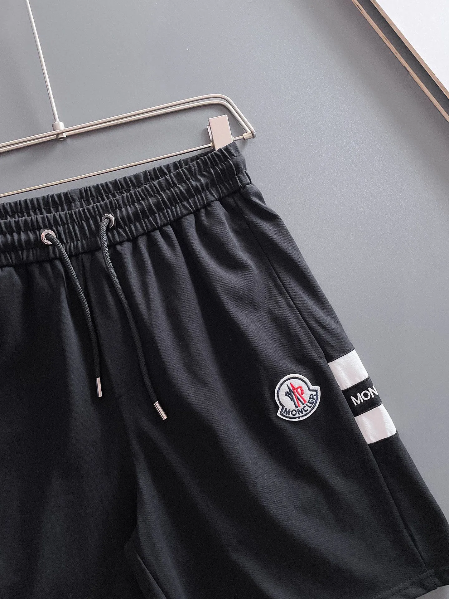 P570 Brand [MONCLER Mouth Covered] 2025 round neck short-sleeved shorts suit. The pure cotton fabric upper body will not be stuffy, the smooth and comfortable skin-friendly effect is more breathable, the fabric has its own texture, classic logo technology, a new interpretation from a unique angle, fashionable and versatile choice! Size: M-3XL (maximum wear: 190 pounds)