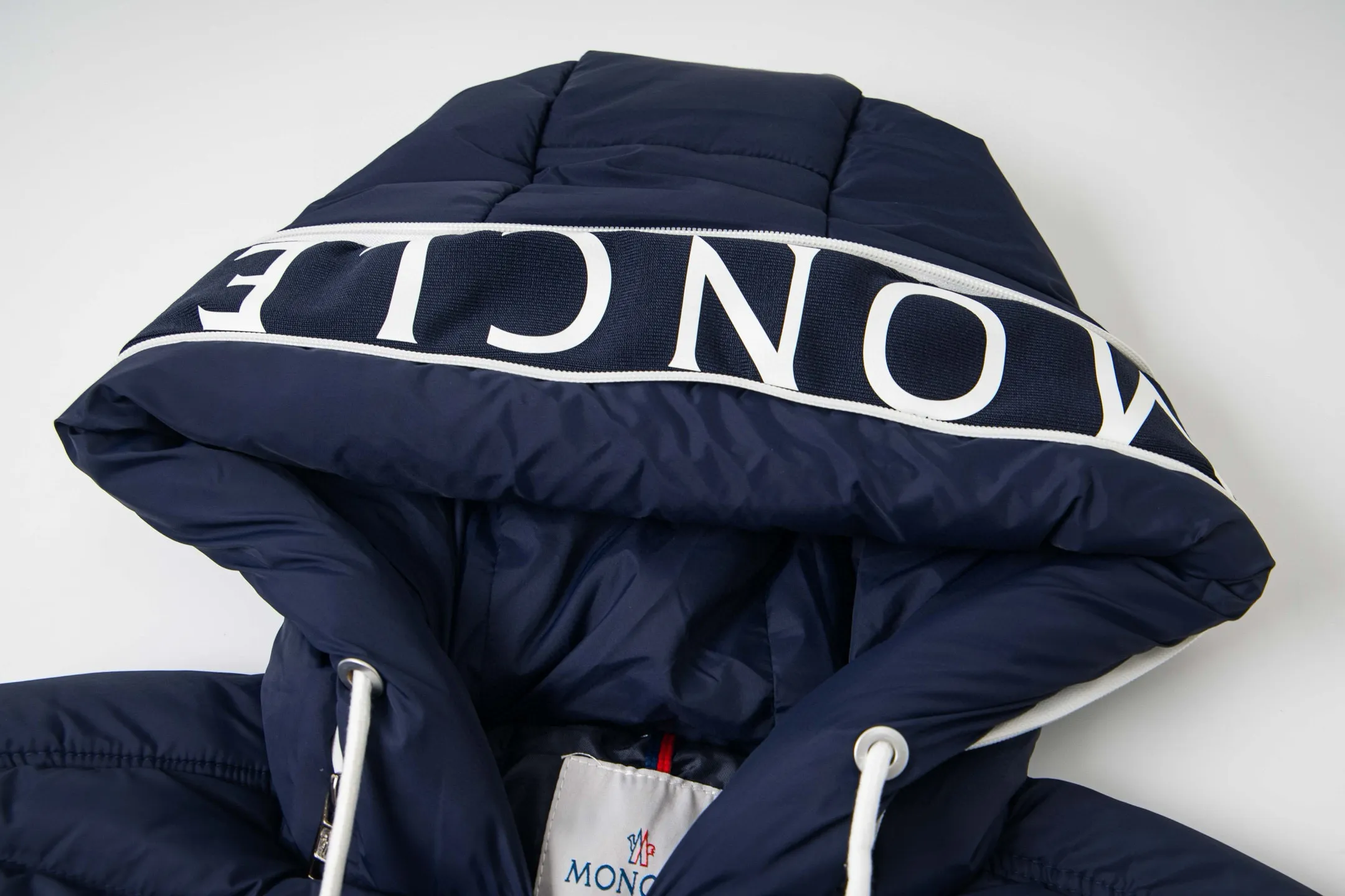 P390 Moncler Customized embroidered hooded zippered down cotton jacket. The past popular design made the clothes very rigid, not soft, and has no style when worn on the body. 25 years new model, completely renovated. The hood is embroidered with large letters. Very embroidered. Produced by the original factory. Try to restore the original large-scale products as much as possible. The most important thing about cotton jackets is warmth. It is very likely to have the same warmth retention properties as down. I have a genuine platform for Mongolian products that has been exported to Russia and Germany for many years. It can truly restore the original product one to one. We have extremely high requirements for auxiliary materials. We use gallbladder imported from the United States, and the price is even close to the price of fabrics. High-density, ultra-soft and diamond-proof cotton. Clothes are handmade, and the skills of workers are very important. The workers are all selected and have been engaged for many years. The public price is 1.5 times that of ordinary workers. Of course, the clothes produced are simply incomparable to small workshops outside. Color: Black White Navy Size: M-2XL