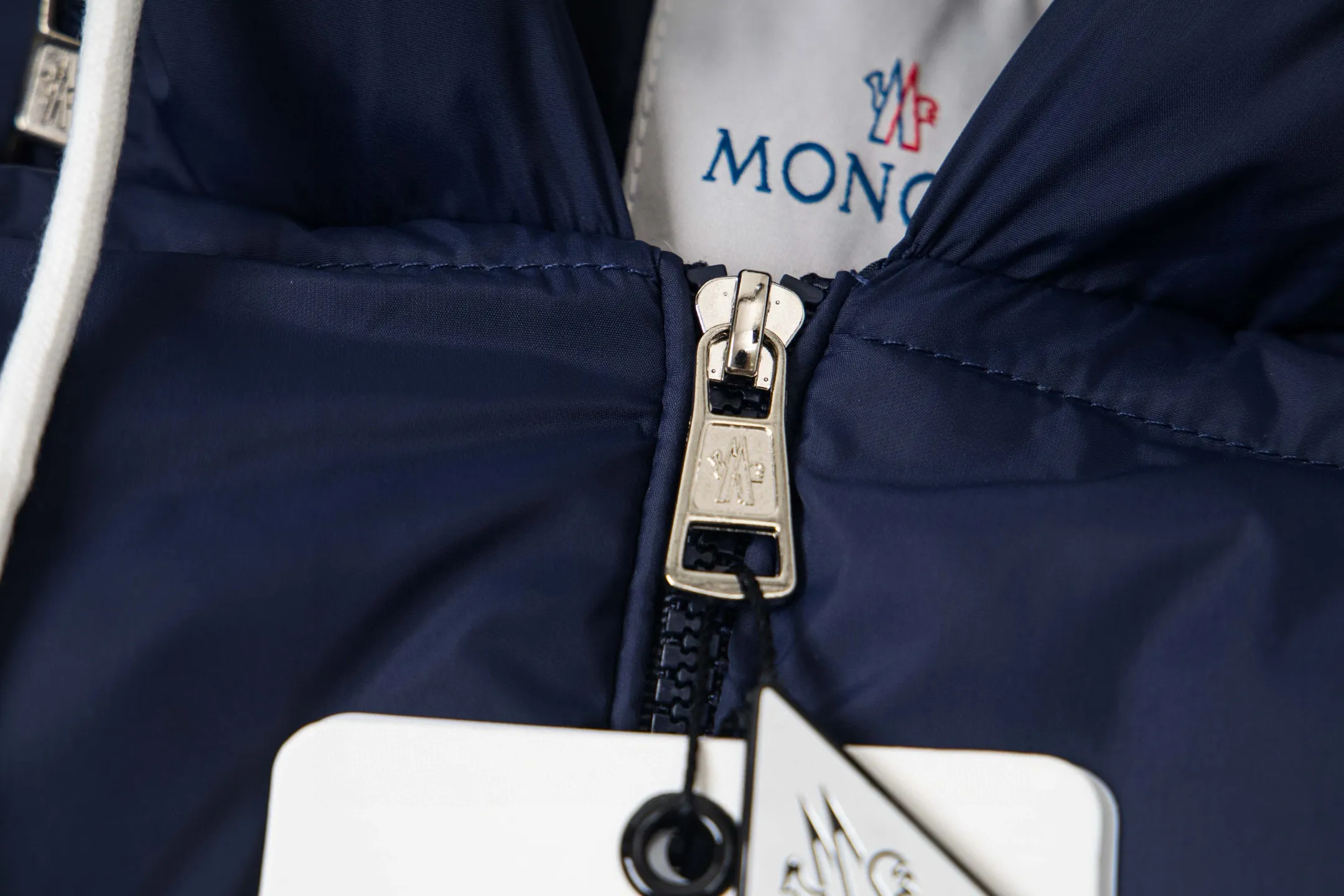 P390 Moncler Customized embroidered hooded zippered down cotton jacket. The past popular design made the clothes very rigid, not soft, and has no style when worn on the body. 25 years new model, completely renovated. The hood is embroidered with large letters. Very embroidered. Produced by the original factory. Try to restore the original large-scale products as much as possible. The most important thing about cotton jackets is warmth. It is very likely to have the same warmth retention properties as down. I have a genuine platform for Mongolian products that has been exported to Russia and Germany for many years. It can truly restore the original product one to one. We have extremely high requirements for auxiliary materials. We use gallbladder imported from the United States, and the price is even close to the price of fabrics. High-density, ultra-soft and diamond-proof cotton. Clothes are handmade, and the skills of workers are very important. The workers are all selected and have been engaged for many years. The public price is 1.5 times that of ordinary workers. Of course, the clothes produced are simply incomparable to small workshops outside. Color: Black White Navy Size: M-2XL