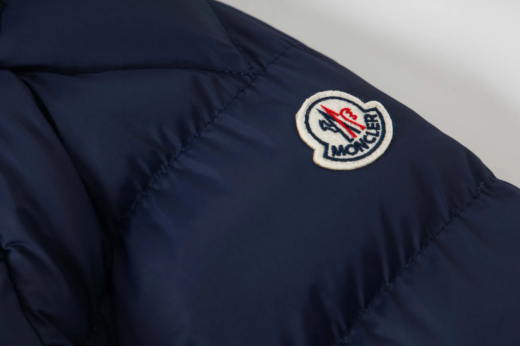 P390 Moncler Customized embroidered hooded zippered down cotton jacket. The past popular design made the clothes very rigid, not soft, and has no style when worn on the body. 25 years new model, completely renovated. The hood is embroidered with large letters. Very embroidered. Produced by the original factory. Try to restore the original large-scale products as much as possible. The most important thing about cotton jackets is warmth. It is very likely to have the same warmth retention properties as down. I have a genuine platform for Mongolian products that has been exported to Russia and Germany for many years. It can truly restore the original product one to one. We have extremely high requirements for auxiliary materials. We use gallbladder imported from the United States, and the price is even close to the price of fabrics. High-density, ultra-soft and diamond-proof cotton. Clothes are handmade, and the skills of workers are very important. The workers are all selected and have been engaged for many years. The public price is 1.5 times that of ordinary workers. Of course, the clothes produced are simply incomparable to small workshops outside. Color: Black White Navy Size: M-2XL