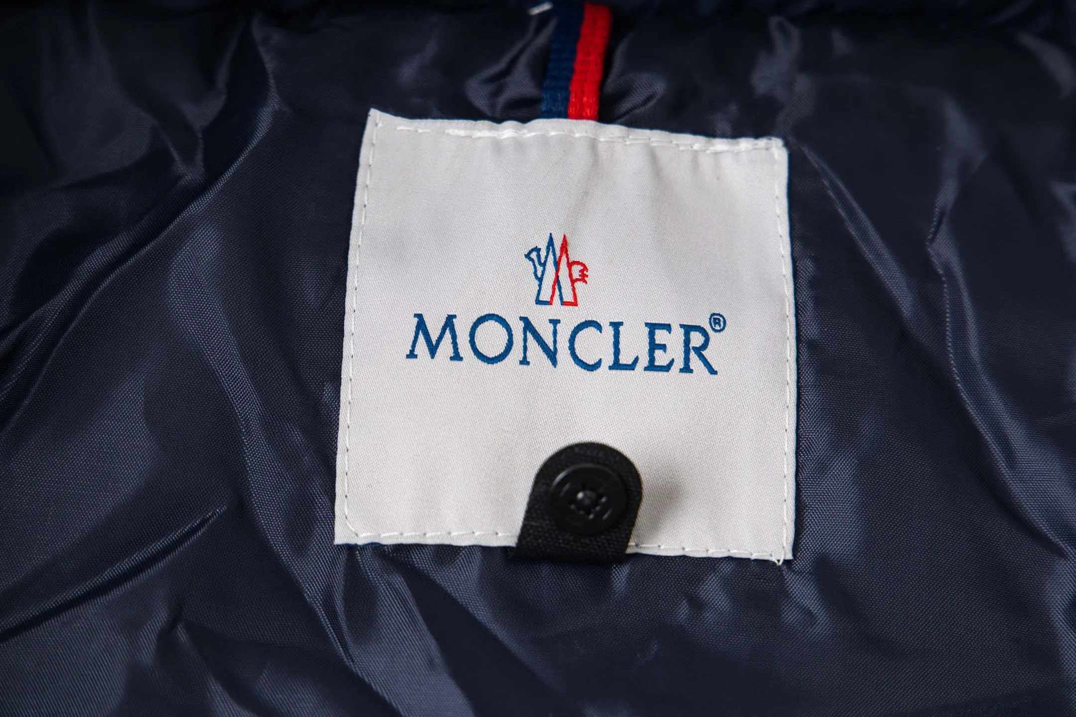 P390 Moncler Customized embroidered hooded zippered down cotton jacket. The past popular design made the clothes very rigid, not soft, and has no style when worn on the body. 25 years new model, completely renovated. The hood is embroidered with large letters. Very embroidered. Produced by the original factory. Try to restore the original large-scale products as much as possible. The most important thing about cotton jackets is warmth. It is very likely to have the same warmth retention properties as down. I have a genuine platform for Mongolian products that has been exported to Russia and Germany for many years. It can truly restore the original product one to one. We have extremely high requirements for auxiliary materials. We use gallbladder imported from the United States, and the price is even close to the price of fabrics. High-density, ultra-soft and diamond-proof cotton. Clothes are handmade, and the skills of workers are very important. The workers are all selected and have been engaged for many years. The public price is 1.5 times that of ordinary workers. Of course, the clothes produced are simply incomparable to small workshops outside. Color: Black White Navy Size: M-2XL