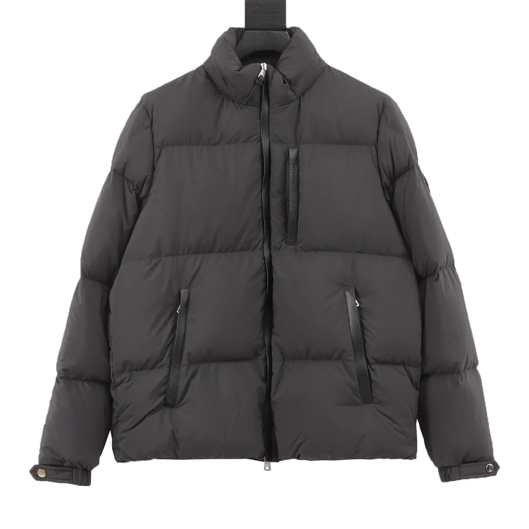 P1220 MONCLER/Mask MC Besbre leather logo zipper down jacket Color: black, khaki The Besbre down jacket is made of micro chic fabric, which is light and practical while providing excellent thermal insulation performance. This cropped down jacket has a regular fit and straight-leg silhouette in an easy-to-wear classic colorway with subtle leather trims. Made from lightweight micro chic fabric Lightweight micro chic lining Leather trim Filled with down Pull-out hood Zippered pockets with snap button closure Adjustable cuffs Drawstring hem Leather logo Splash-proof, tear-proof, waterproof and windproof to the highest standards! ! It’s worth buying this winter. Size：1-5