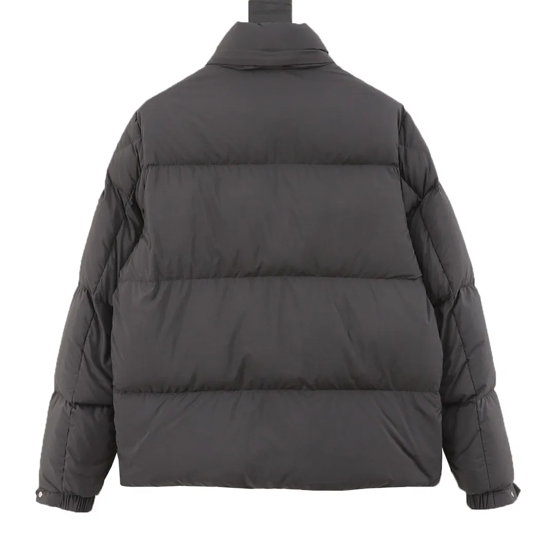 P1220 MONCLER/Mask MC Besbre leather logo zipper down jacket Color: black, khaki The Besbre down jacket is made of micro chic fabric, which is light and practical while providing excellent thermal insulation performance. This cropped down jacket has a regular fit and straight-leg silhouette in an easy-to-wear classic colorway with subtle leather trims. Made from lightweight micro chic fabric Lightweight micro chic lining Leather trim Filled with down Pull-out hood Zippered pockets with snap button closure Adjustable cuffs Drawstring hem Leather logo Splash-proof, tear-proof, waterproof and windproof to the highest standards! ! It’s worth buying this winter. Size：1-5