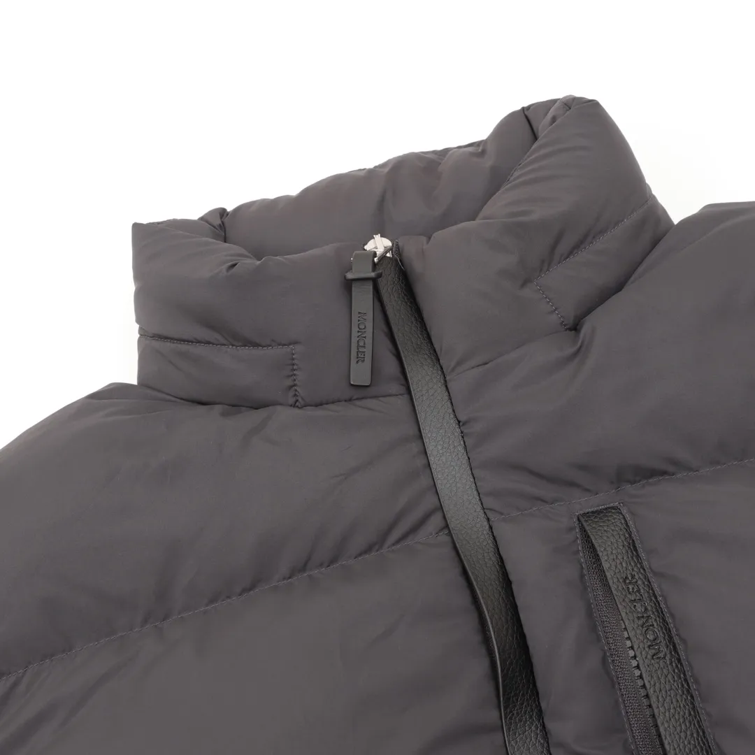P1220 MONCLER/Mask MC Besbre leather logo zipper down jacket Color: black, khaki The Besbre down jacket is made of micro chic fabric, which is light and practical while providing excellent thermal insulation performance. This cropped down jacket has a regular fit and straight-leg silhouette in an easy-to-wear classic colorway with subtle leather trims. Made from lightweight micro chic fabric Lightweight micro chic lining Leather trim Filled with down Pull-out hood Zippered pockets with snap button closure Adjustable cuffs Drawstring hem Leather logo Splash-proof, tear-proof, waterproof and windproof to the highest standards! ! It’s worth buying this winter. Size：1-5
