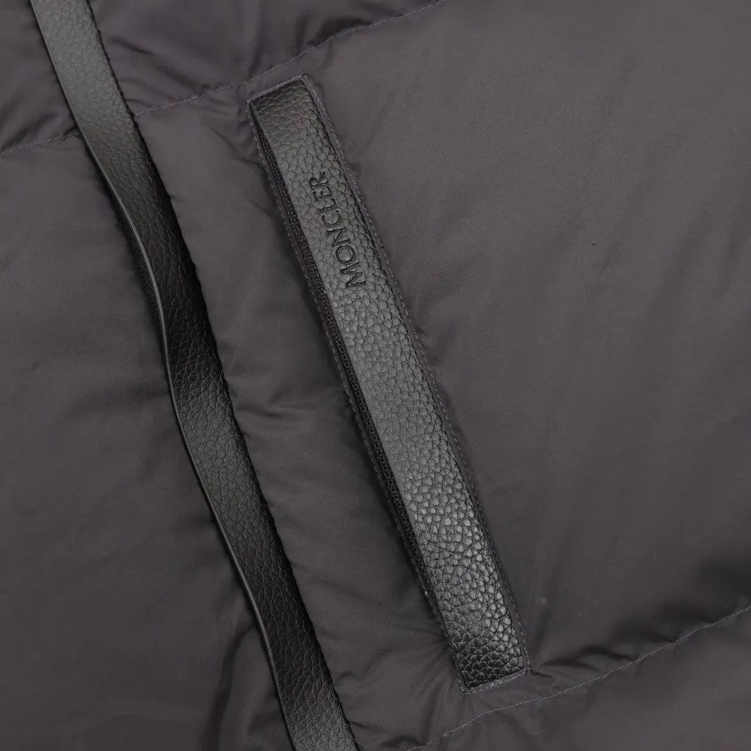 P1220 MONCLER/Mask MC Besbre leather logo zipper down jacket Color: black, khaki The Besbre down jacket is made of micro chic fabric, which is light and practical while providing excellent thermal insulation performance. This cropped down jacket has a regular fit and straight-leg silhouette in an easy-to-wear classic colorway with subtle leather trims. Made from lightweight micro chic fabric Lightweight micro chic lining Leather trim Filled with down Pull-out hood Zippered pockets with snap button closure Adjustable cuffs Drawstring hem Leather logo Splash-proof, tear-proof, waterproof and windproof to the highest standards! ! It’s worth buying this winter. Size：1-5