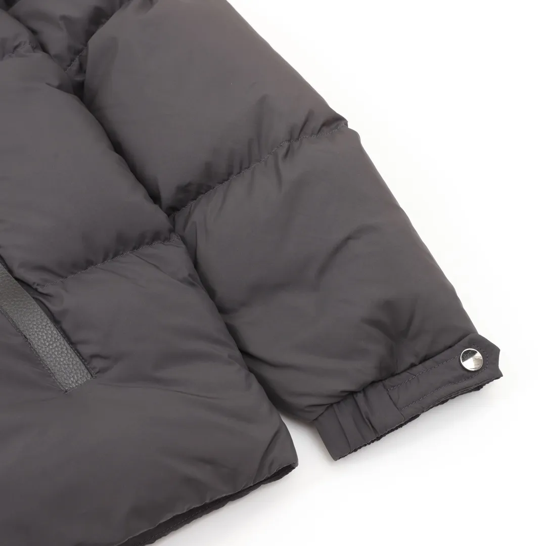P1220 MONCLER/Mask MC Besbre leather logo zipper down jacket Color: black, khaki The Besbre down jacket is made of micro chic fabric, which is light and practical while providing excellent thermal insulation performance. This cropped down jacket has a regular fit and straight-leg silhouette in an easy-to-wear classic colorway with subtle leather trims. Made from lightweight micro chic fabric Lightweight micro chic lining Leather trim Filled with down Pull-out hood Zippered pockets with snap button closure Adjustable cuffs Drawstring hem Leather logo Splash-proof, tear-proof, waterproof and windproof to the highest standards! ! It’s worth buying this winter. Size：1-5