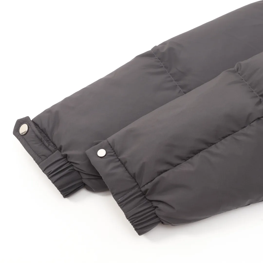 P1220 MONCLER/Mask MC Besbre leather logo zipper down jacket Color: black, khaki The Besbre down jacket is made of micro chic fabric, which is light and practical while providing excellent thermal insulation performance. This cropped down jacket has a regular fit and straight-leg silhouette in an easy-to-wear classic colorway with subtle leather trims. Made from lightweight micro chic fabric Lightweight micro chic lining Leather trim Filled with down Pull-out hood Zippered pockets with snap button closure Adjustable cuffs Drawstring hem Leather logo Splash-proof, tear-proof, waterproof and windproof to the highest standards! ! It’s worth buying this winter. Size：1-5