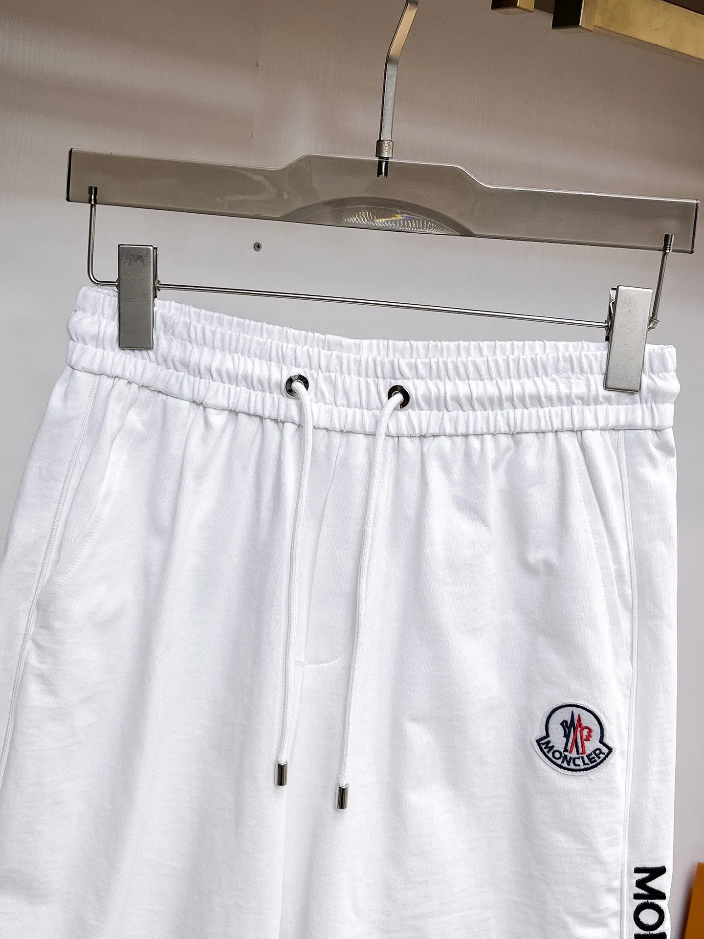 P560 Brand [MONCLER Mouth Covered] 2025 round neck short-sleeved shorts suit. The pure cotton fabric upper body will not be stuffy, the smooth and comfortable skin-friendly effect is more breathable, the fabric has its own texture, classic logo technology, a new interpretation from a unique angle, the first choice for fashion and versatility! Size: M-3XL (maximum wear: 190 pounds)