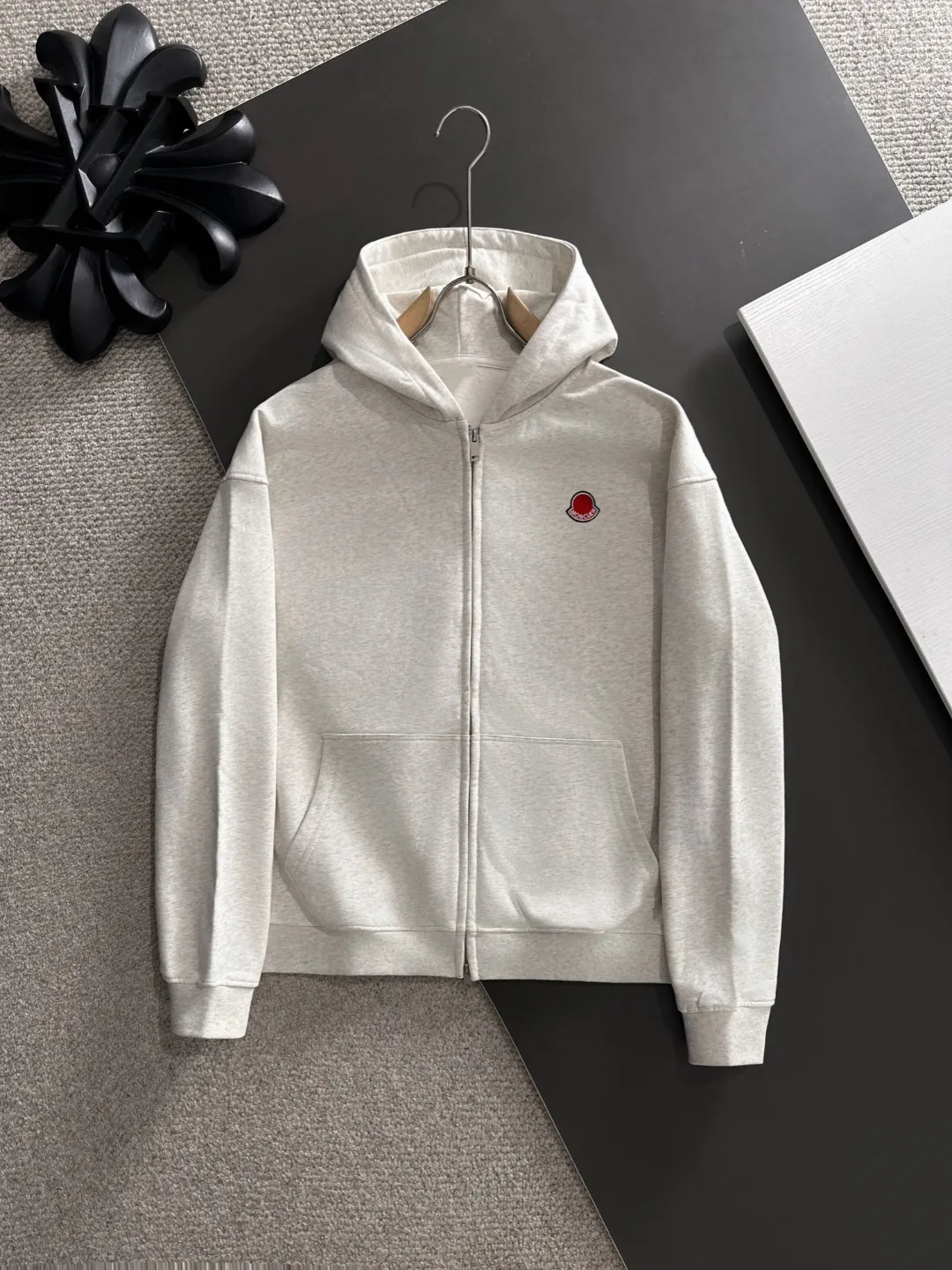 Next day delivery P460 High quality MONCLER/muzzle Exclusive debut of 25ss new autumn and winter lapel double zipper hooded sweatshirt jacket Many stars have the same style. Craftsmanship that ordinary small workshops cannot copy. We are not afraid of any challenges in terms of materials, detail restoration and craftsmanship, just to provide you with wonderful products. Compare the top original versions at will. No expense is spared just to do better. Unique imported fabric feel. Purely imported German machine production. Precision operation and thousands of needle density. A full set of new accessories with three standards can be customized at the same time. The upper body is versatile and fashionable. The perfect choice for autumn and winter. The must-have item. Size chart: S to XXL (or state your height and weight when placing an order)