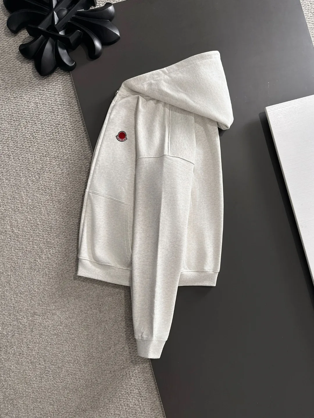Next day delivery P460 High quality MONCLER/muzzle Exclusive debut of 25ss new autumn and winter lapel double zipper hooded sweatshirt jacket Many stars have the same style. Craftsmanship that ordinary small workshops cannot copy. We are not afraid of any challenges in terms of materials, detail restoration and craftsmanship, just to provide you with wonderful products. Compare the top original versions at will. No expense is spared just to do better. Unique imported fabric feel. Purely imported German machine production. Precision operation and thousands of needle density. A full set of new accessories with three standards can be customized at the same time. The upper body is versatile and fashionable. The perfect choice for autumn and winter. The must-have item. Size chart: S to XXL (or state your height and weight when placing an order)